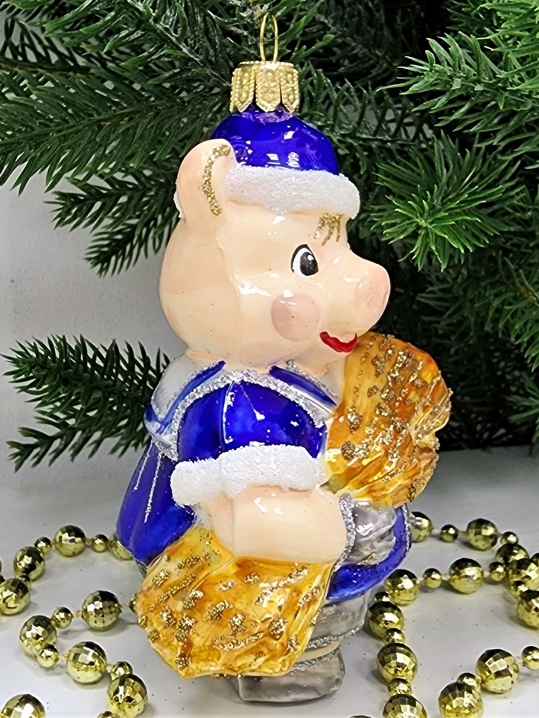 фото Стеклянная елочная игрушка Поросенок с сеном
