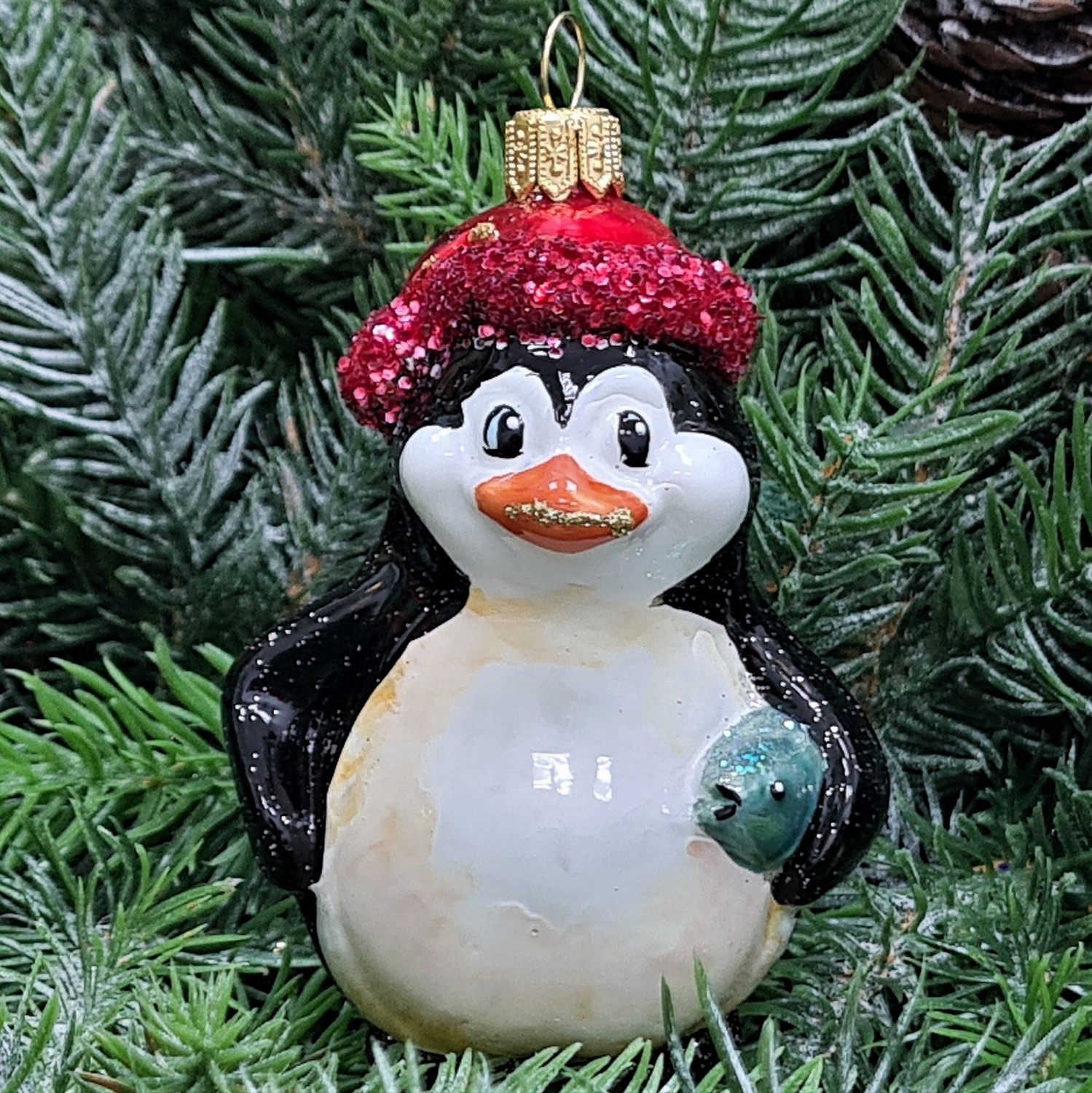 фото Стеклянная елочная игрушка Пингвин с рыбой