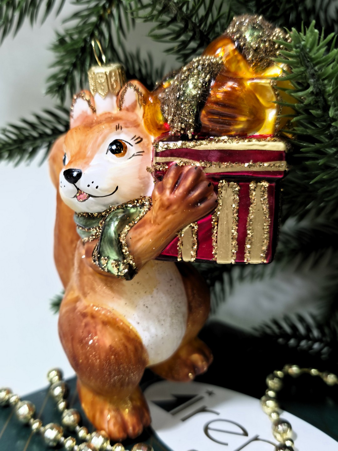 фото Стеклянная елочная игрушка Белка с подарками