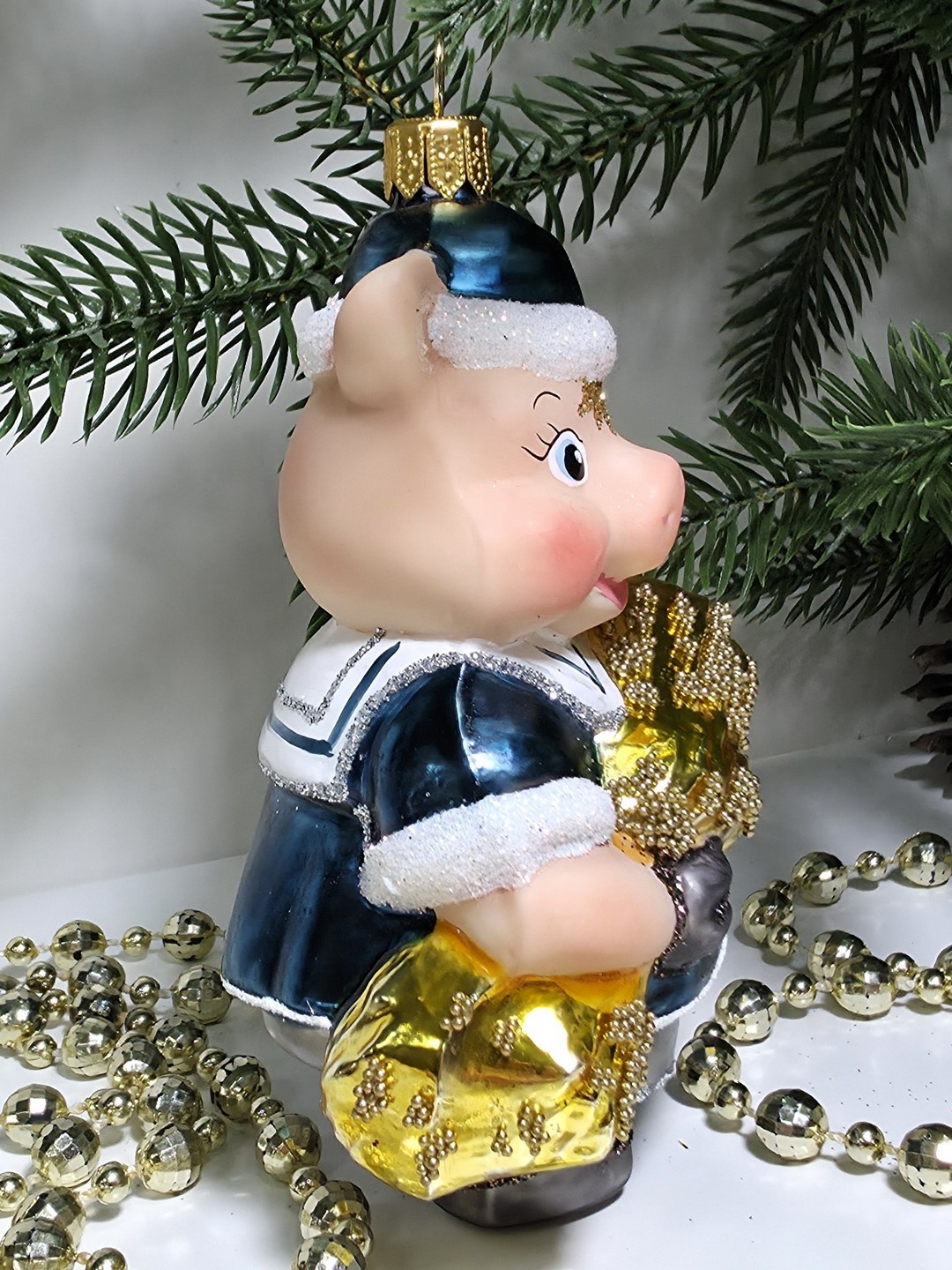 фото Стеклянная елочная игрушка Поросенок Ниф-Ниф с сеном