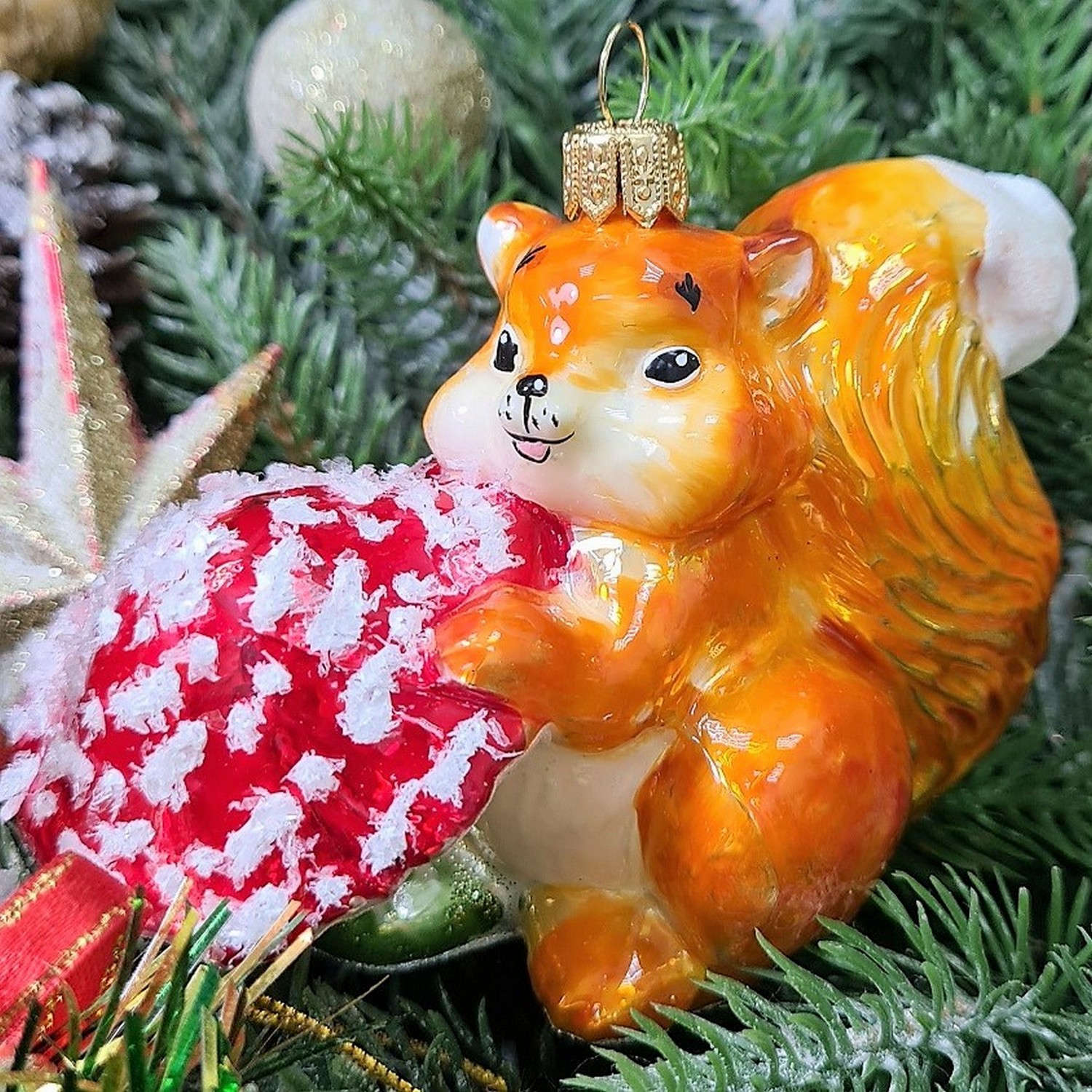 фото Стеклянная елочная игрушка Белочка с грибочком рыжая