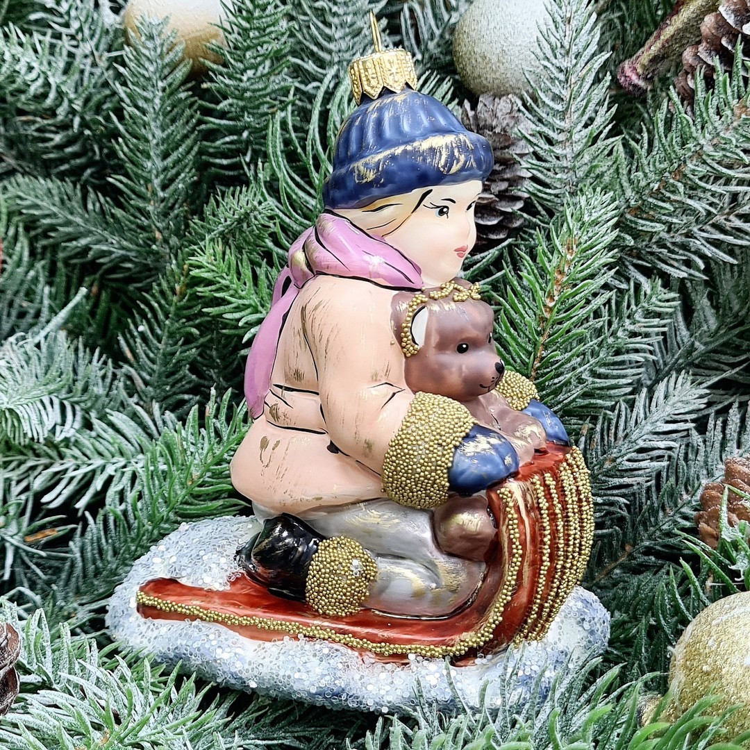 фото Стеклянная елочная игрушка Мальчик с мишкой на санях винтаж