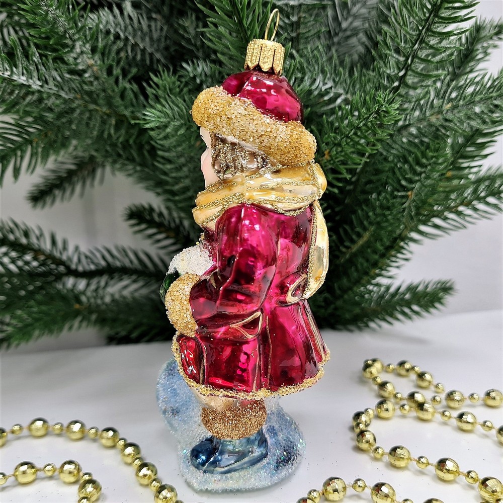 фото Стеклянная елочная игрушка Девочка со снежком бордо