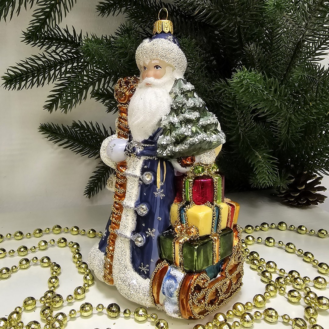 фото Стеклянная елочная игрушка Дед Мороз с подарками синий