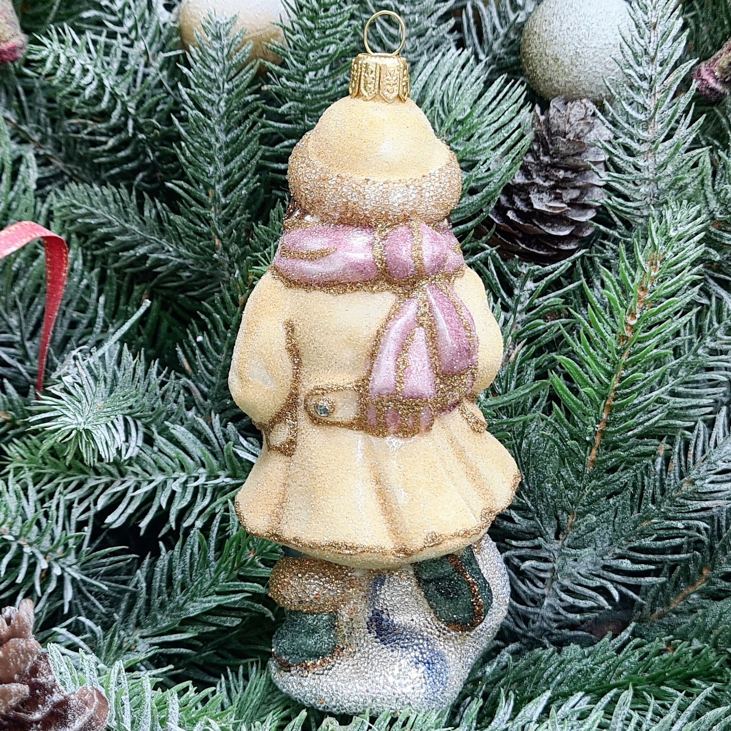 фото Стеклянная елочная игрушка Девочка со снежком сахар