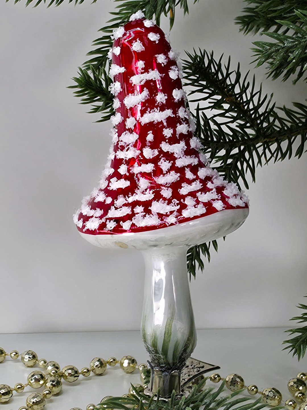 фото Стеклянная елочная игрушка Гриб мухомор на прищепке