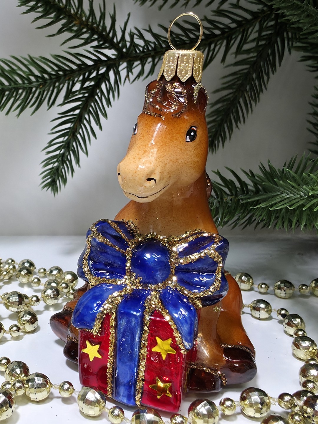 фото Стеклянная елочная игрушка Лошадка с подарком