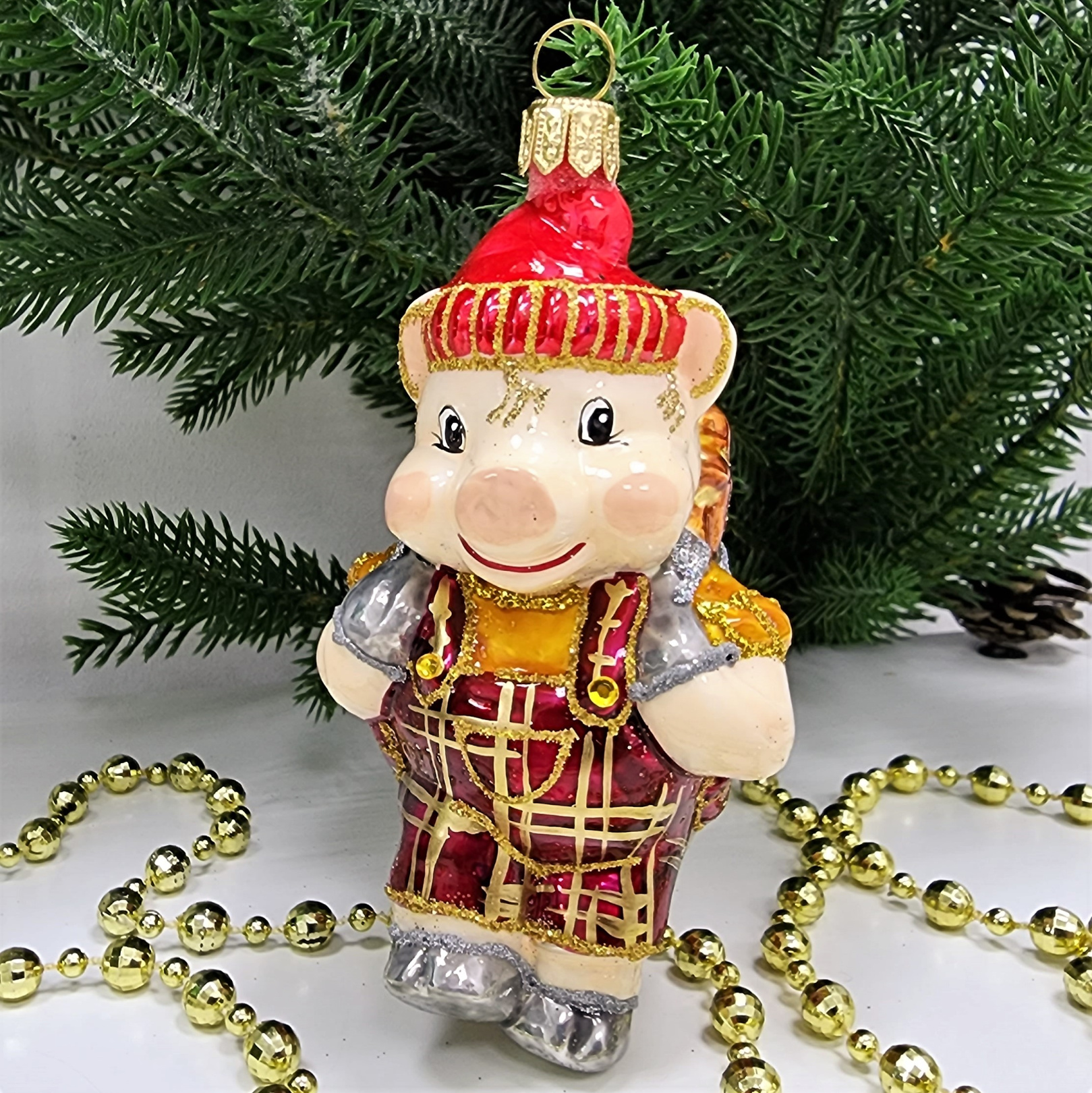 фото Стеклянная елочная игрушка Поросенок с дровами