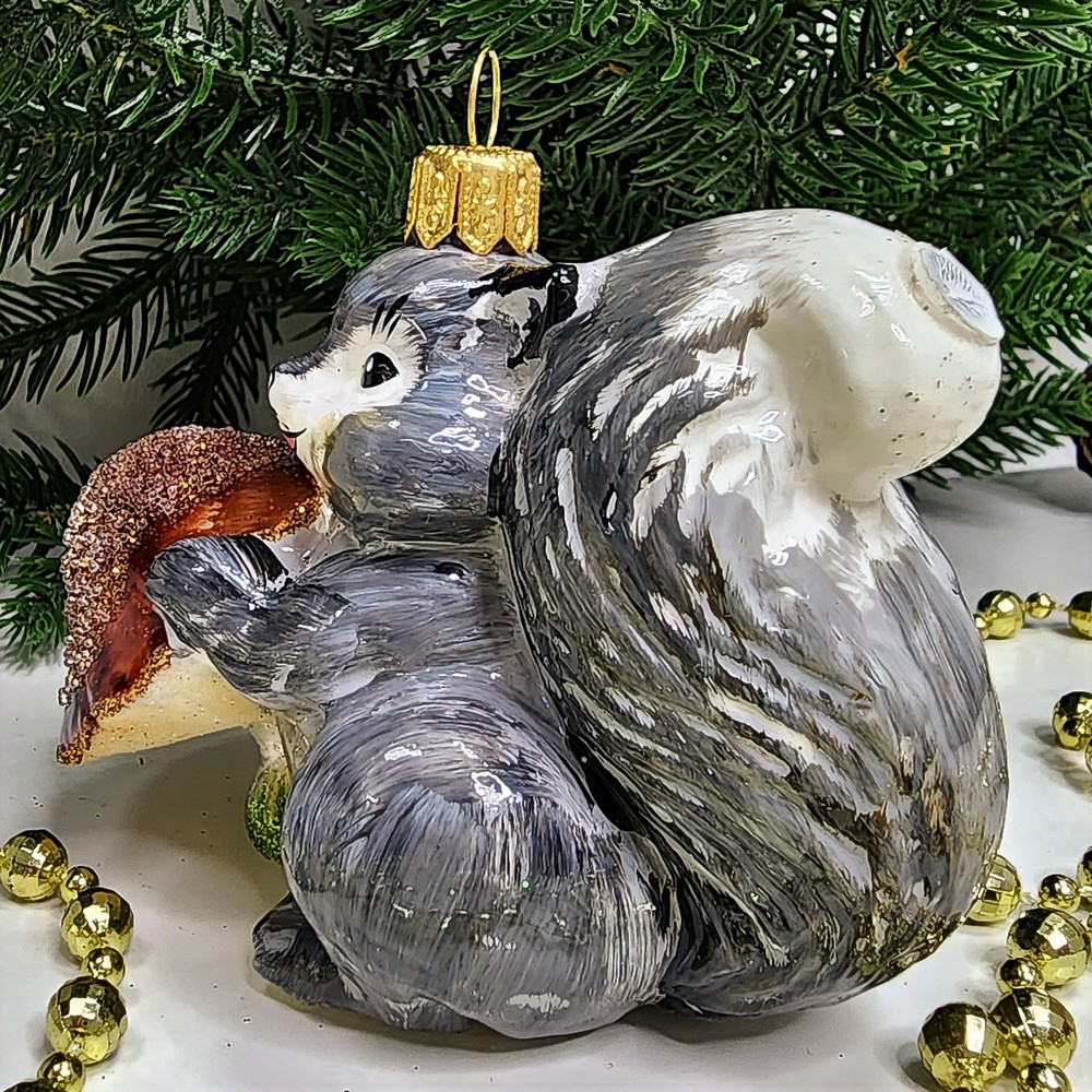 фото Стеклянная елочная игрушка Белочка с грибочком серая