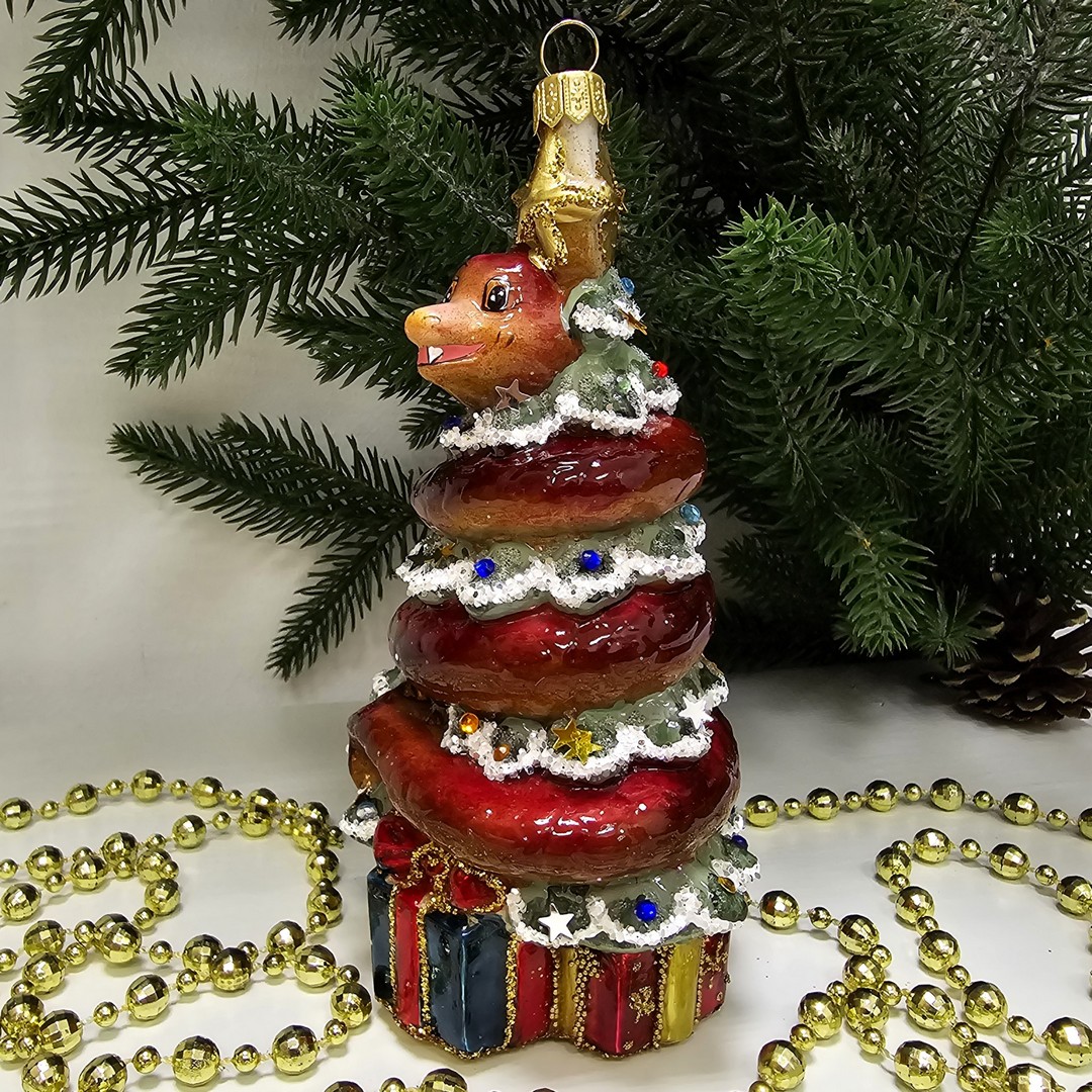 фото Стеклянная елочная игрушка Змея на елке с подарками