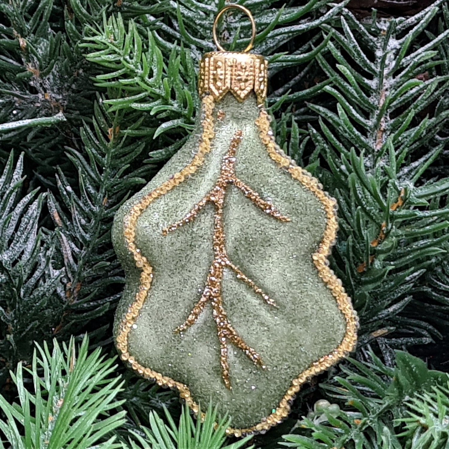 фото Стеклянная елочная игрушка Дубовый листок