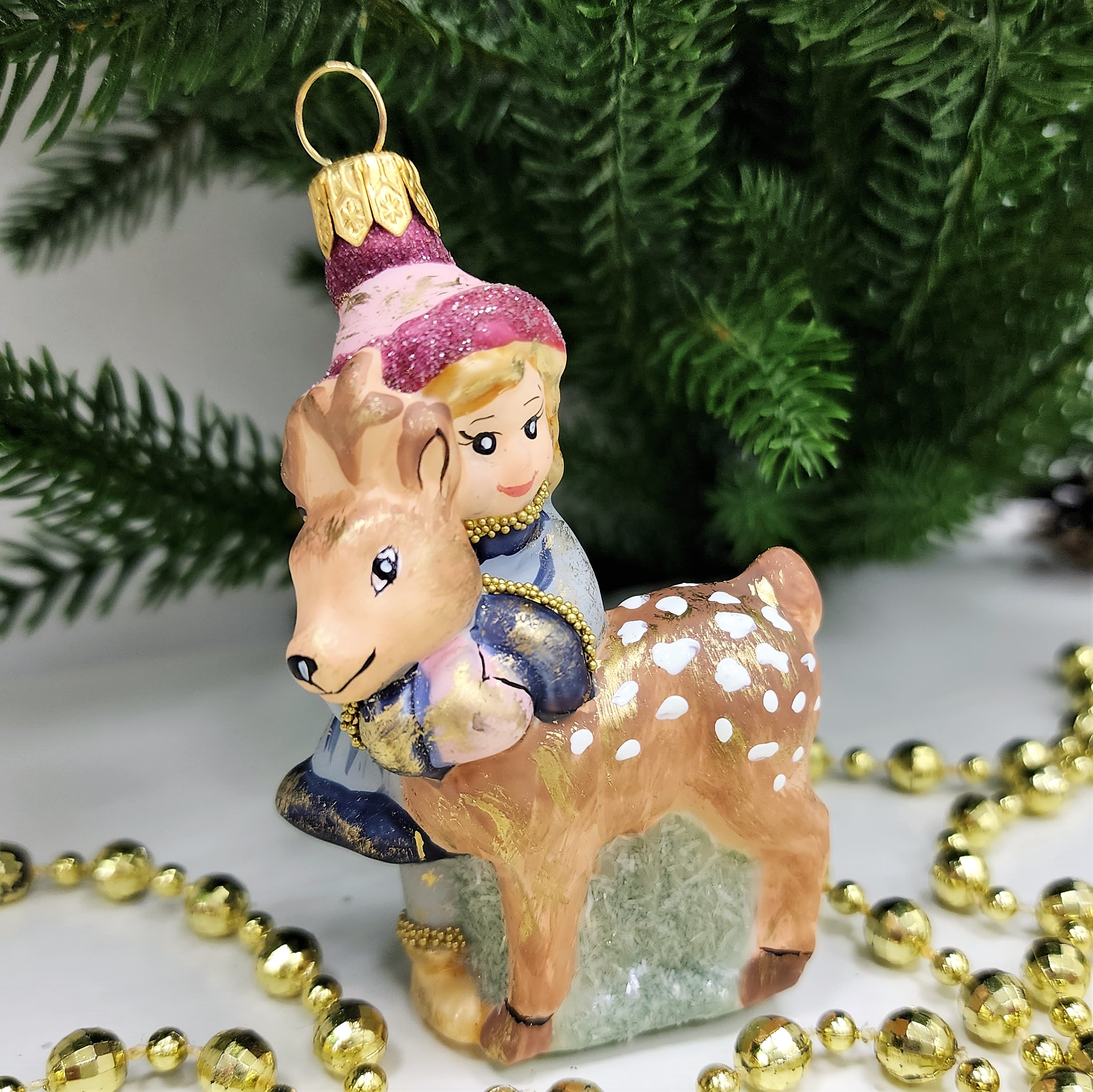 фото Стеклянная елочная игрушка Девочка с олененком