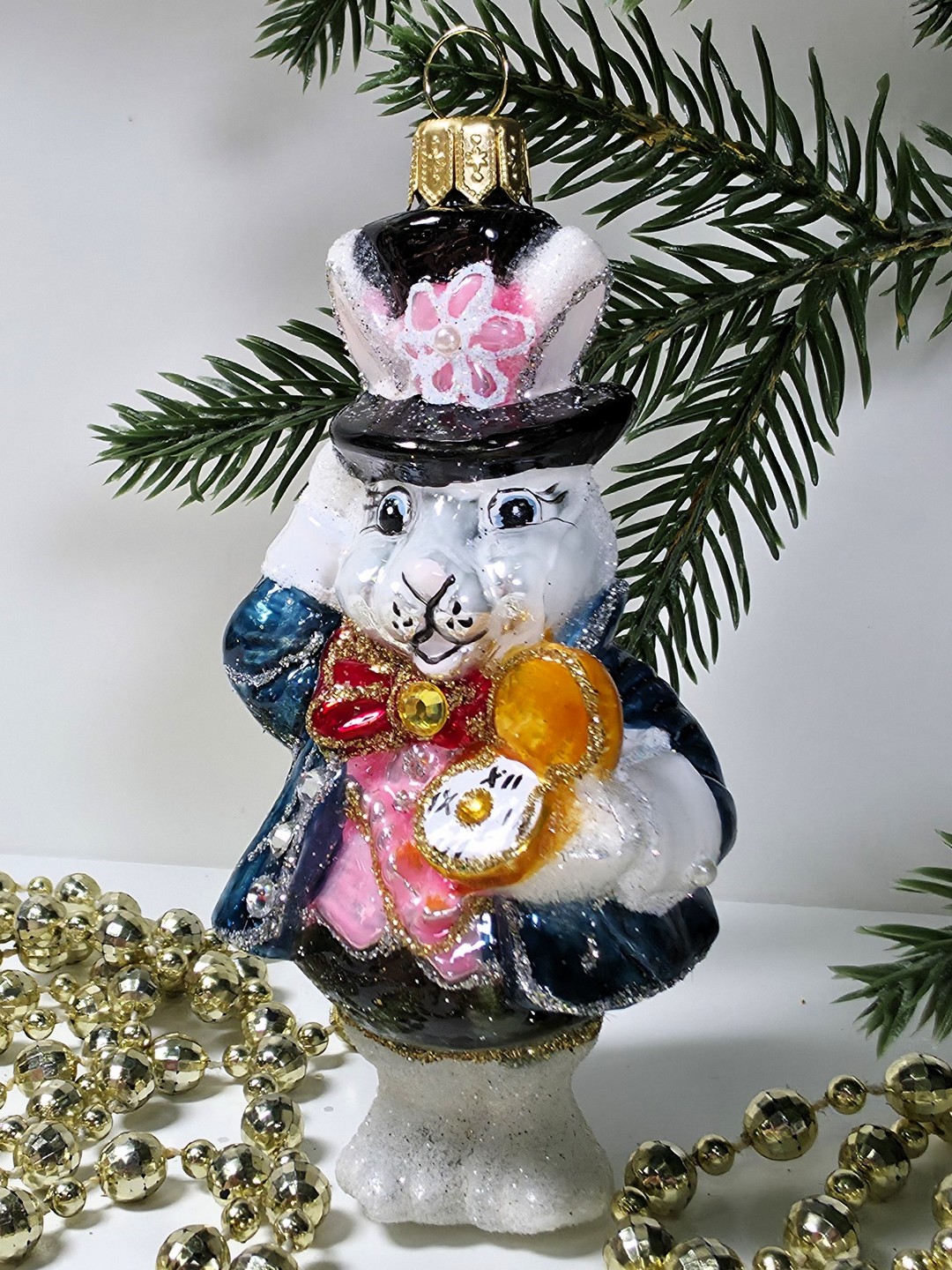 фото Стеклянная елочная игрушка Белый кролик с часами