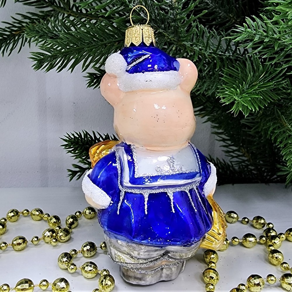 фото Стеклянная елочная игрушка Поросенок с сеном