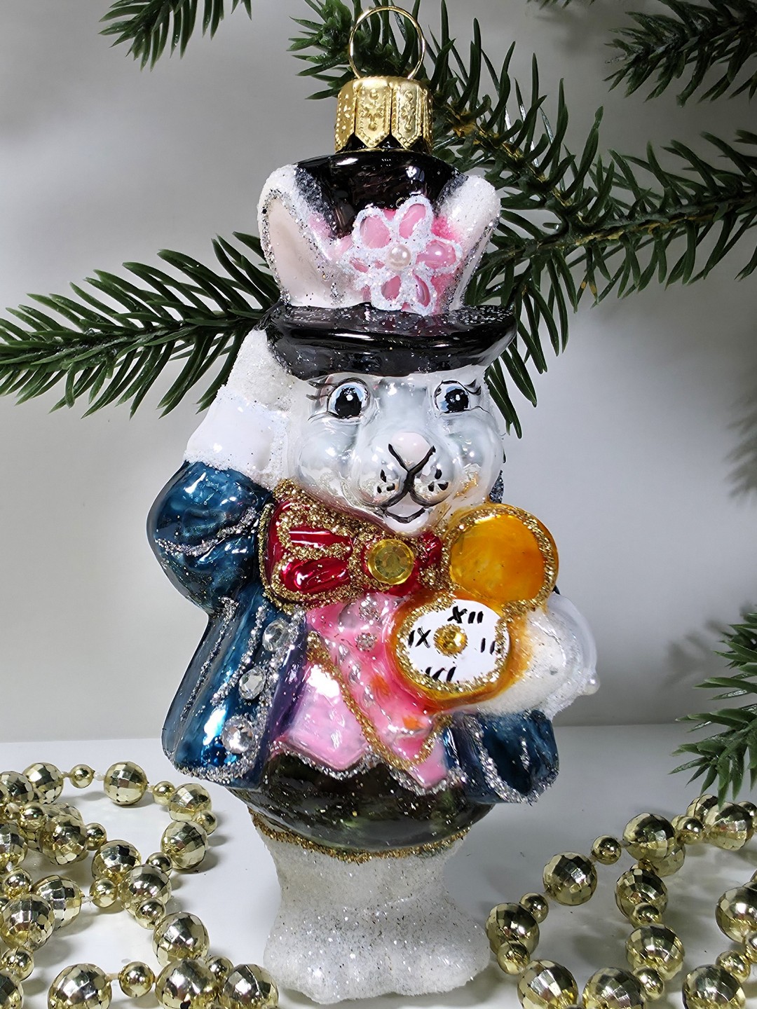 фото Стеклянная елочная игрушка Белый кролик с часами