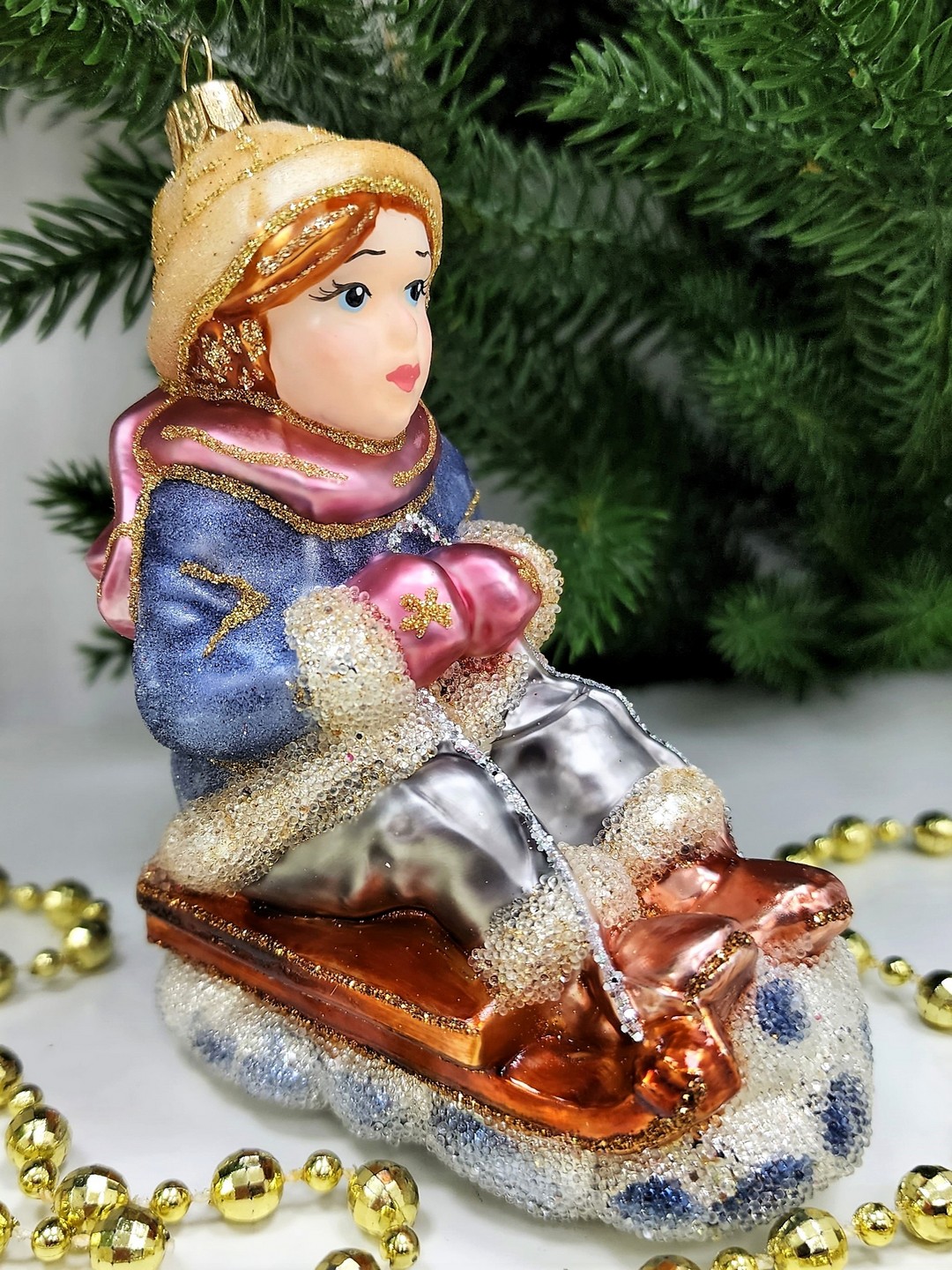 фото Стеклянная елочная игрушка Мальчик на санях сахар