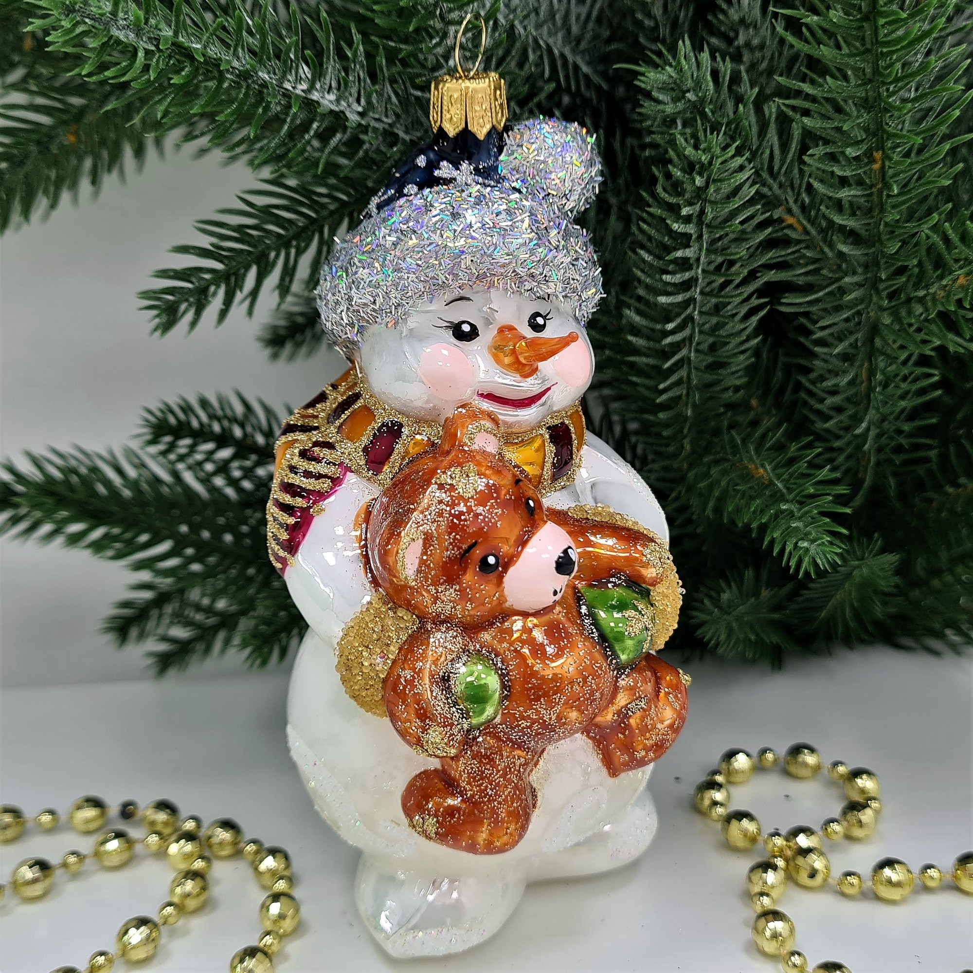 фото Стеклянная елочная игрушка Снеговик с мишкой