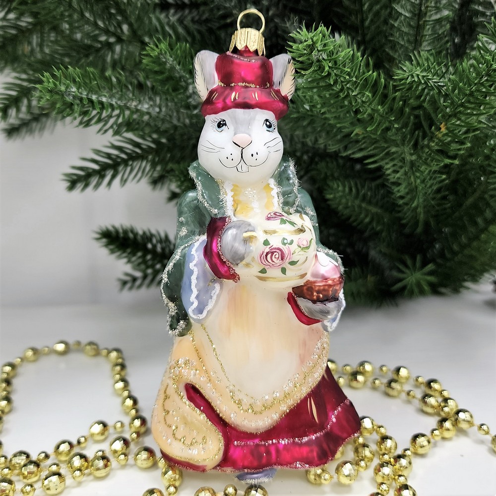 фото Стеклянная елочная игрушка Зайчиха с чайником бордо