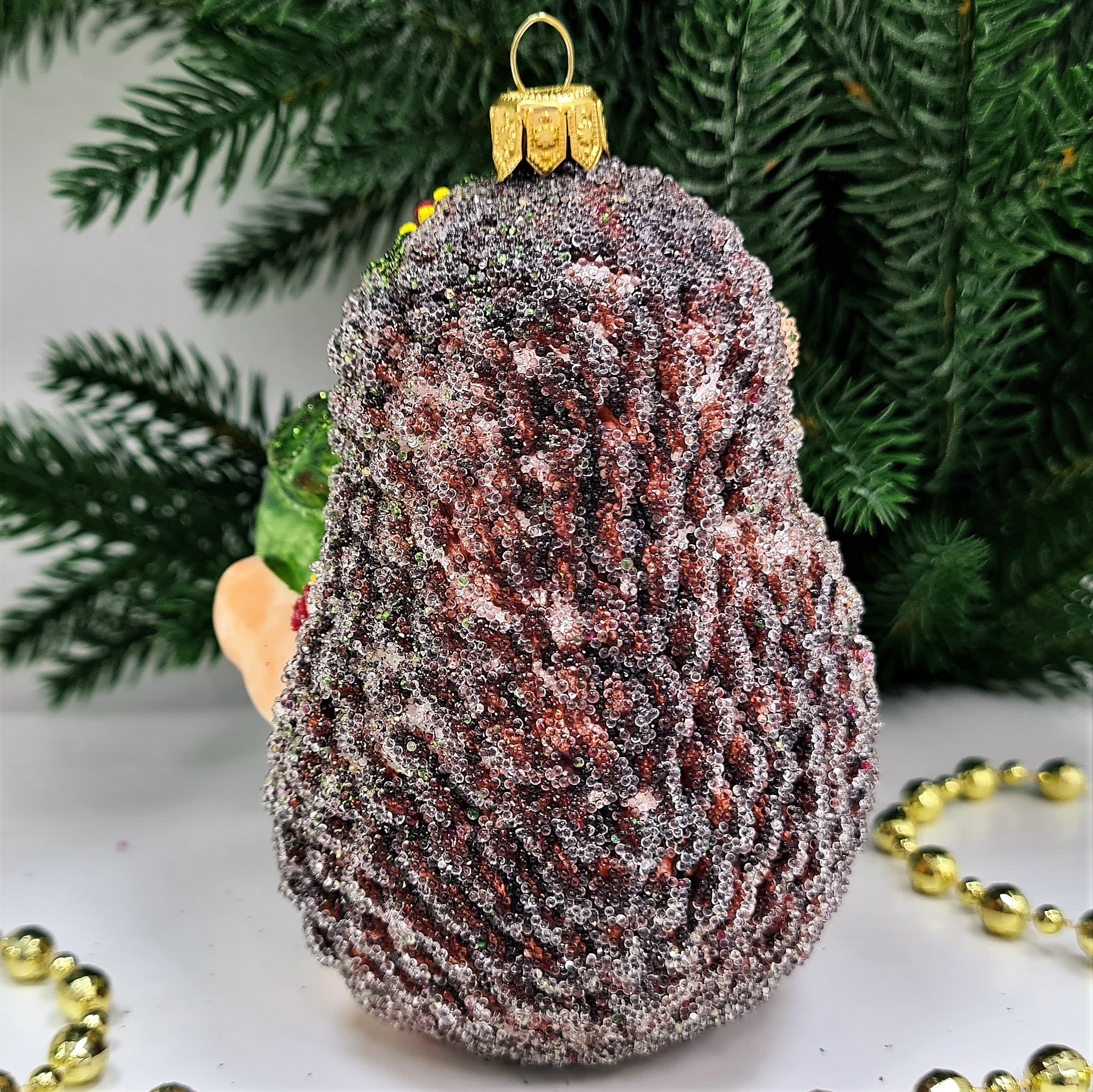 фото Стеклянная елочная игрушка Ежик с яблоком девочка