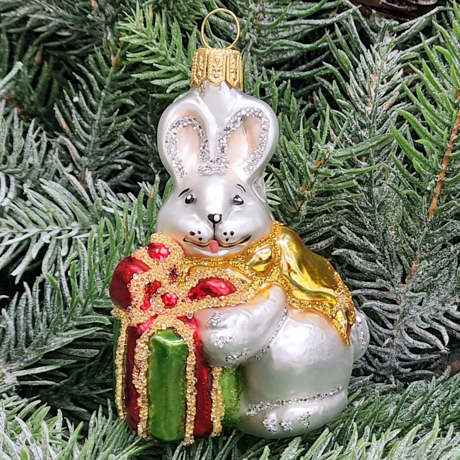 фото Стеклянная елочная игрушка Зайчик с подарком