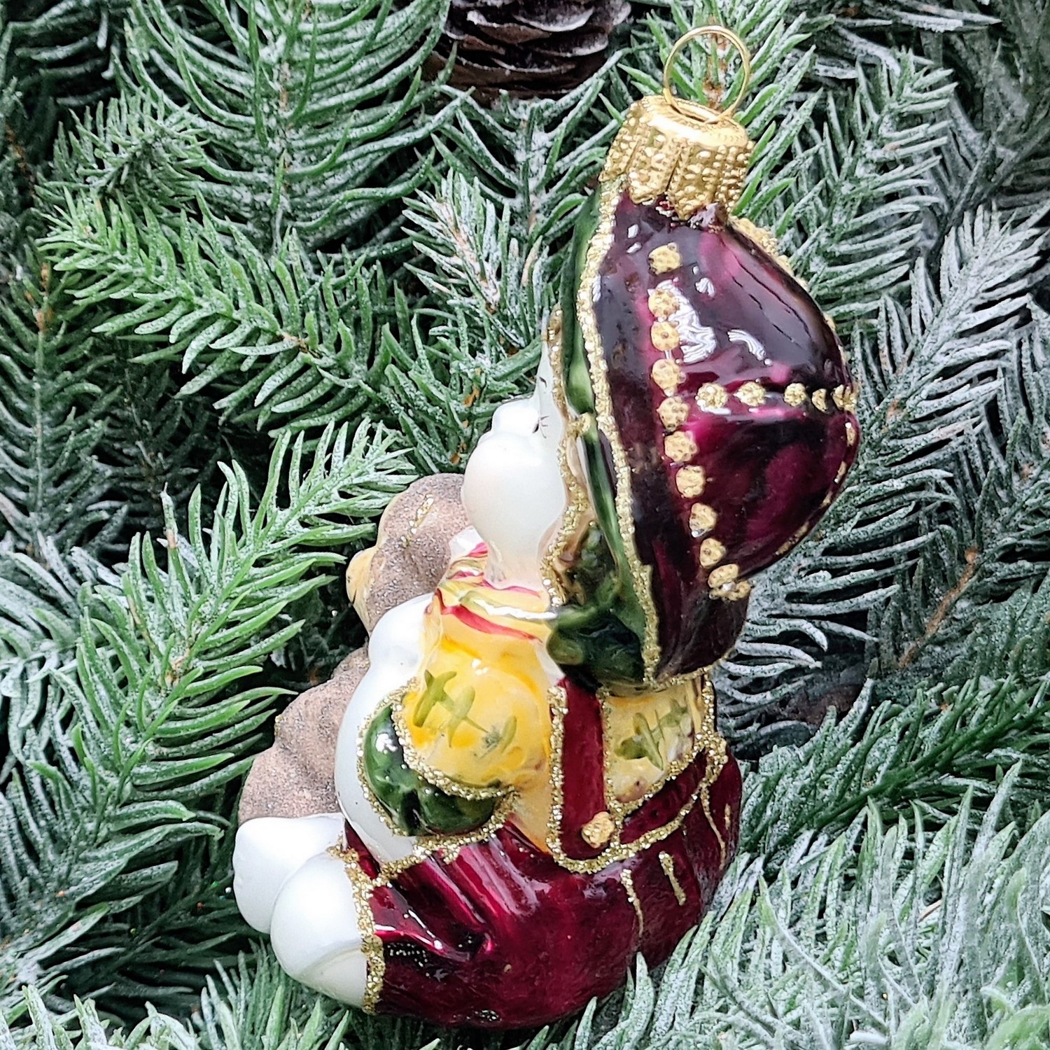 фото Стеклянная елочная игрушка Девочка с мишкой сидит