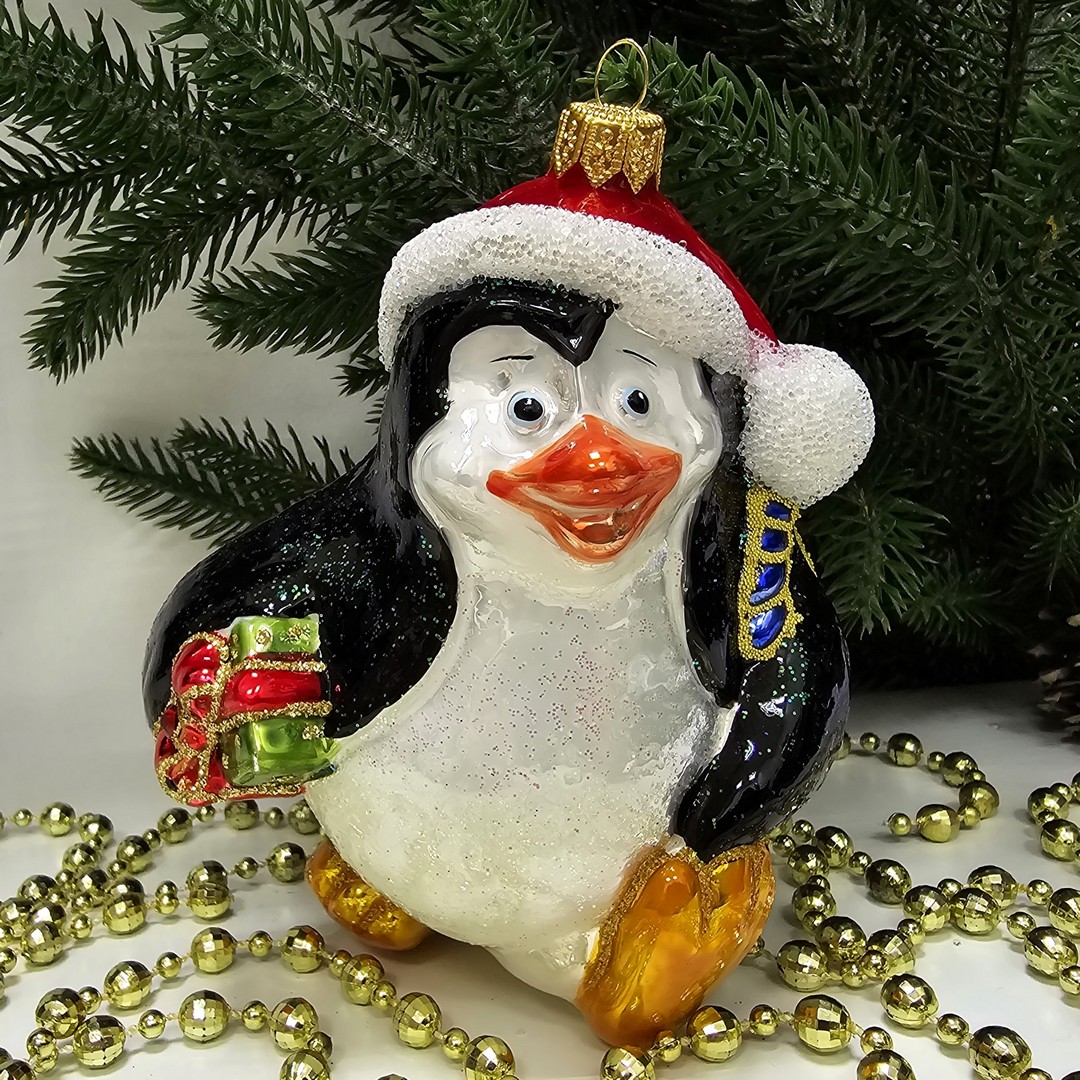 фото Стеклянная елочная игрушка Пингвин с подарком