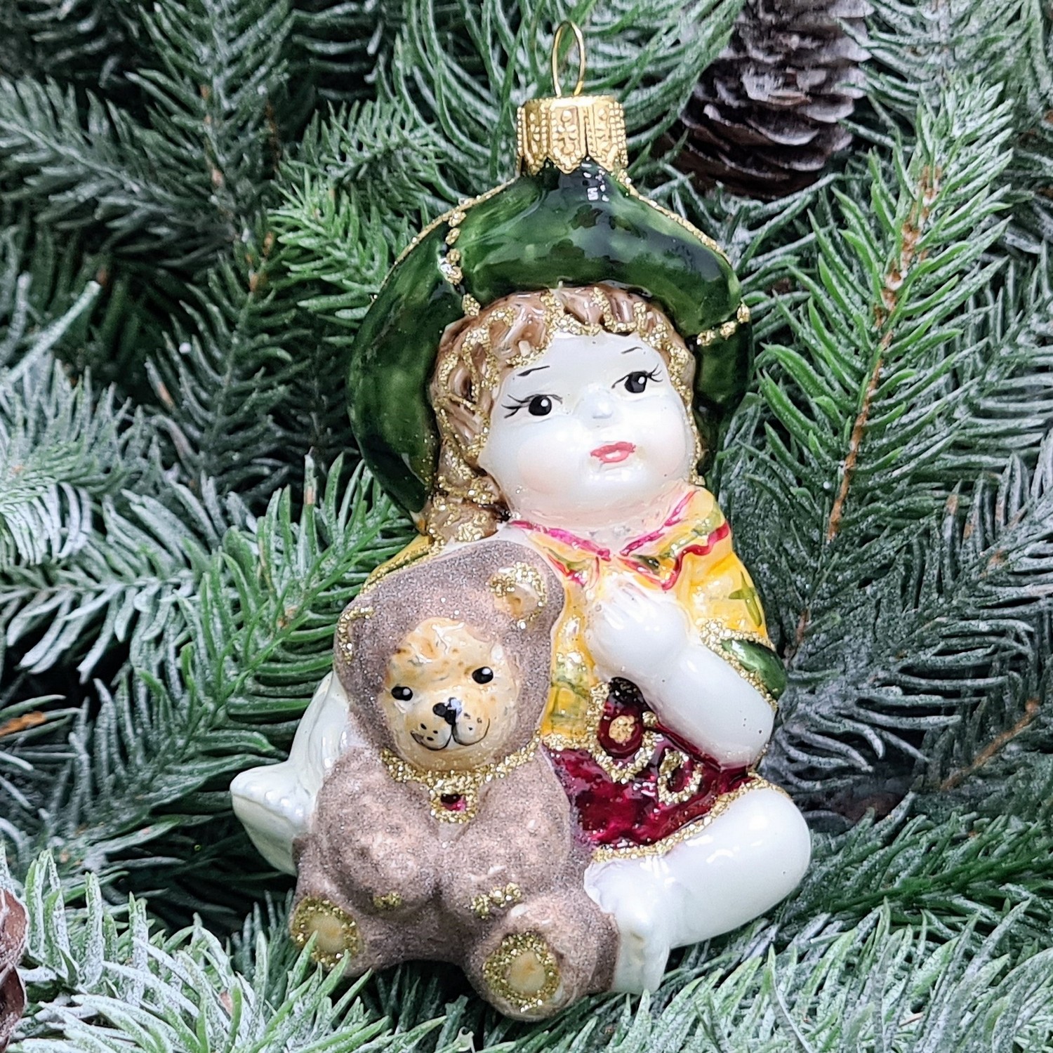 фото Стеклянная елочная игрушка Девочка с мишкой сидит