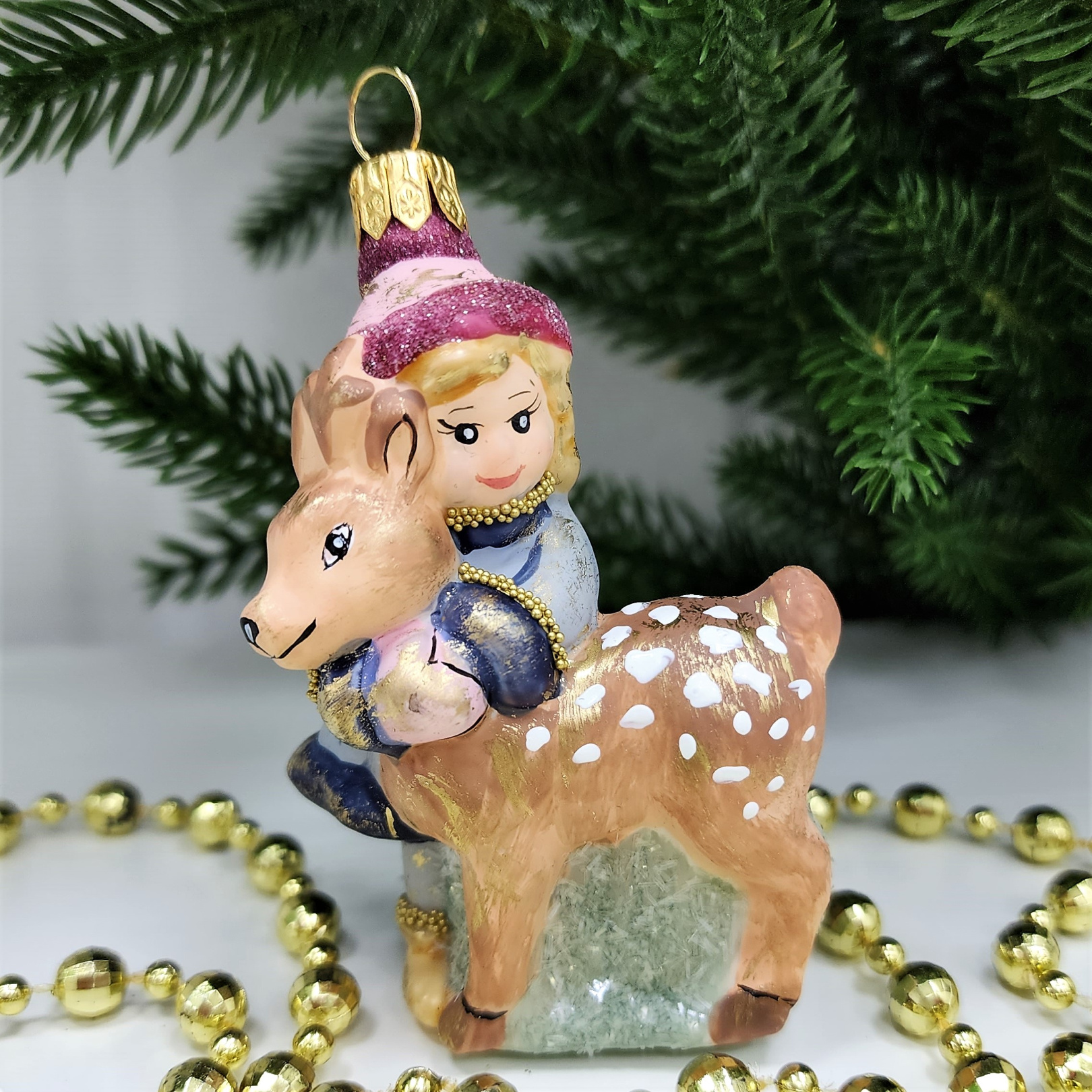 фото Стеклянная елочная игрушка Девочка с олененком