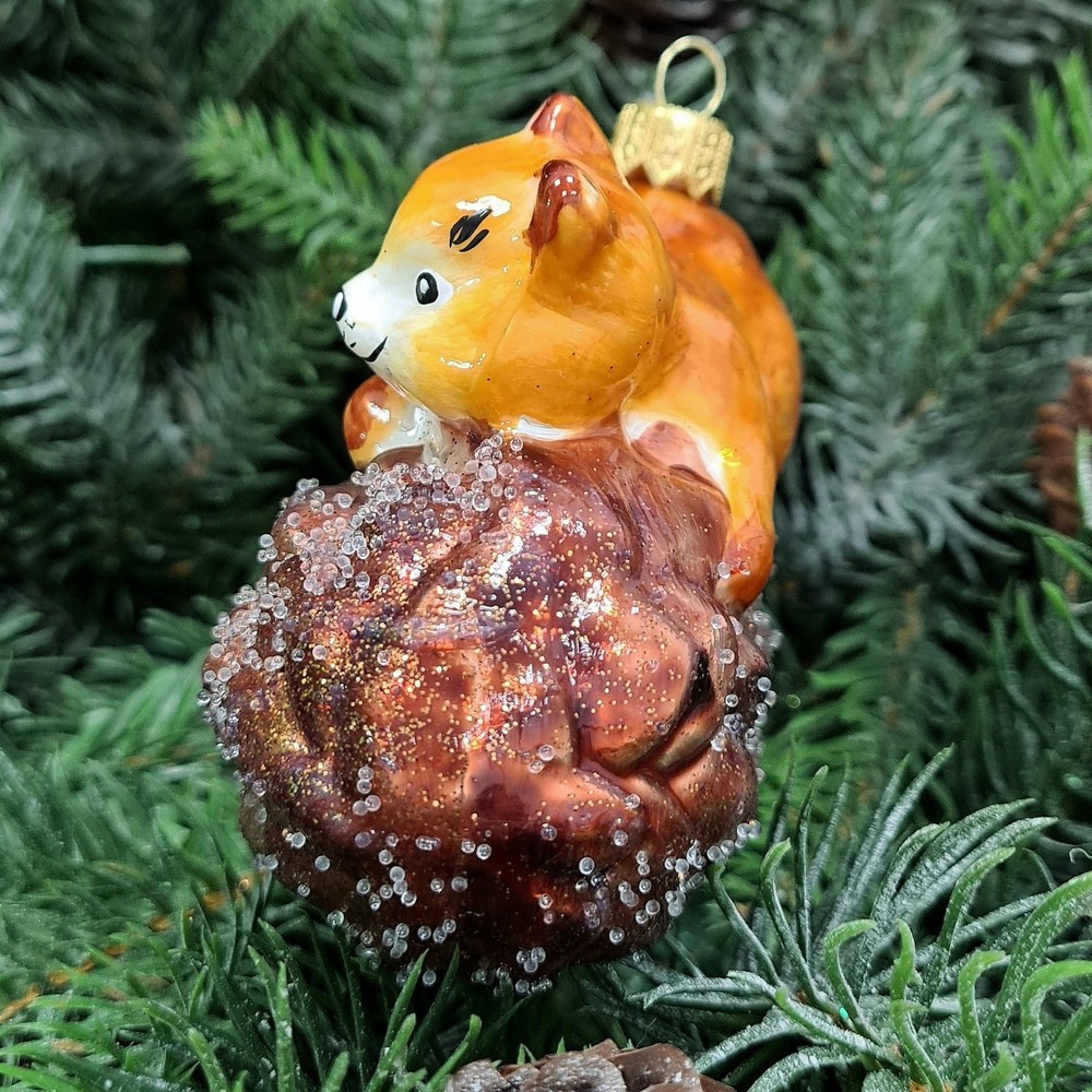 фото Стеклянная елочная игрушка Белка на шишке рыжая