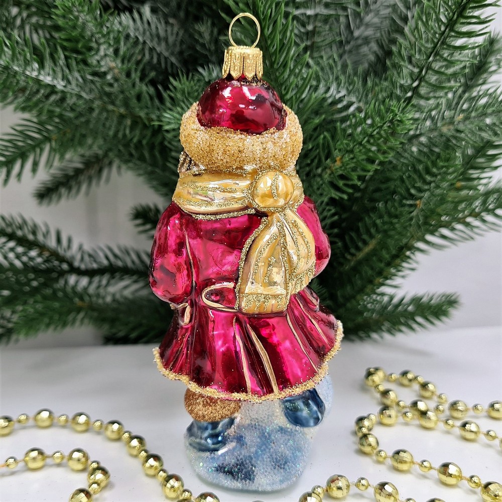 фото Стеклянная елочная игрушка Девочка со снежком бордо