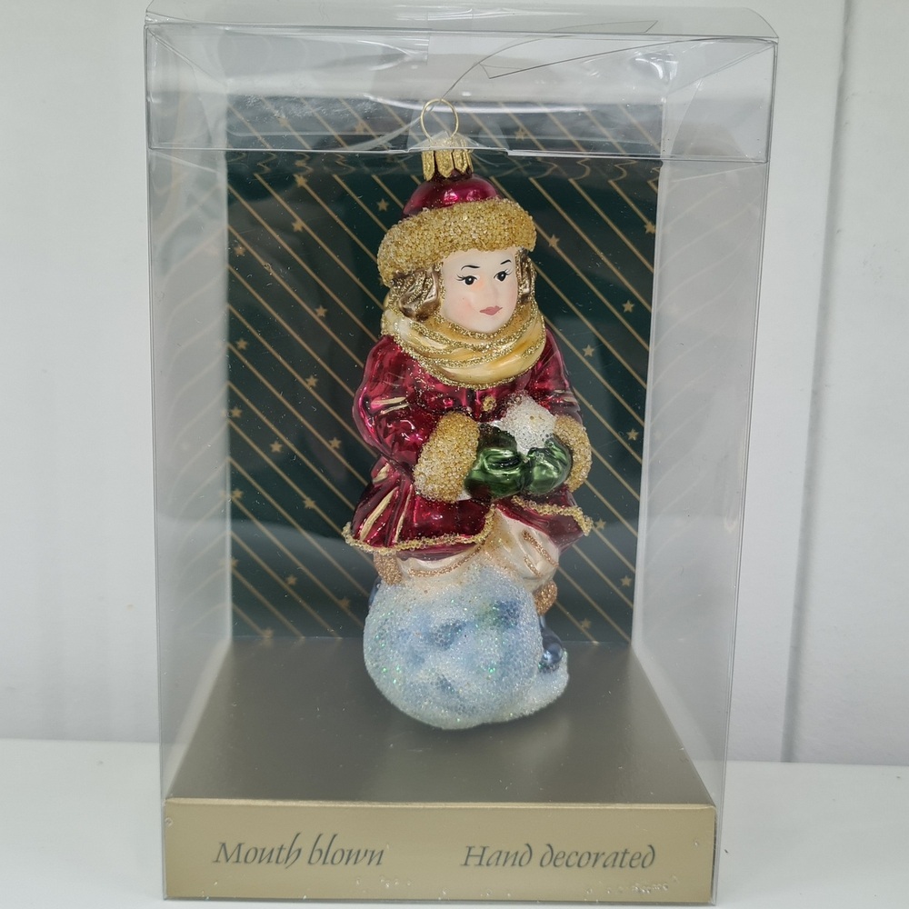 фото Стеклянная елочная игрушка Девочка со снежком бордо