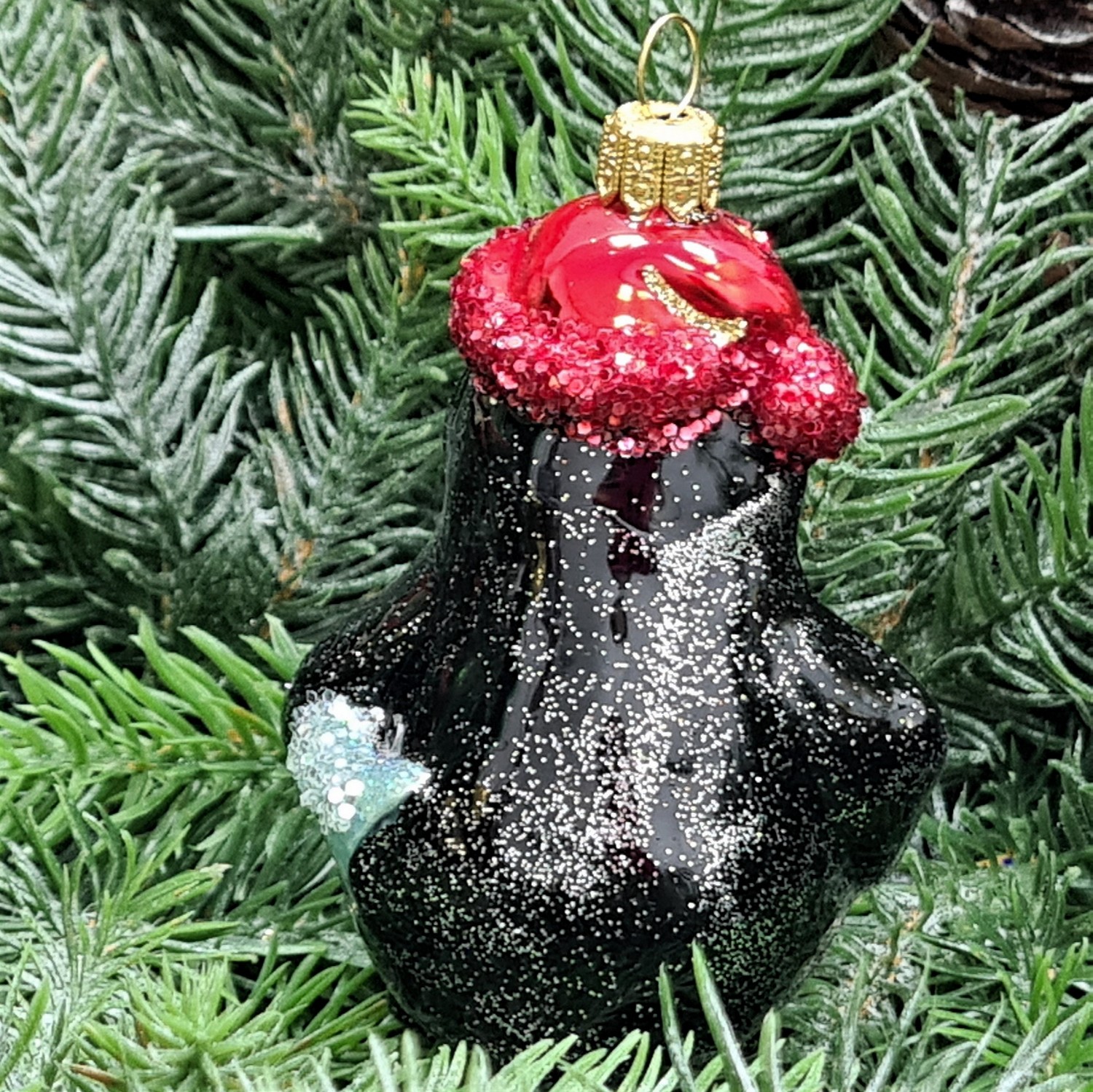 фото Стеклянная елочная игрушка Пингвин с рыбой