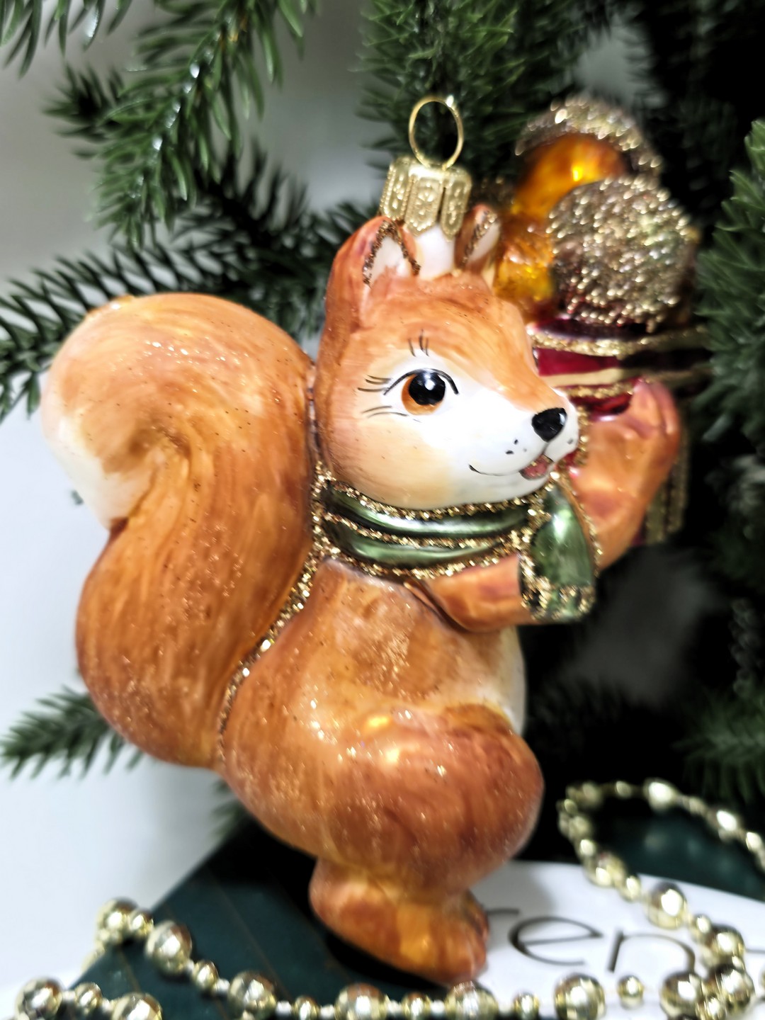 фото Стеклянная елочная игрушка Белка с подарками