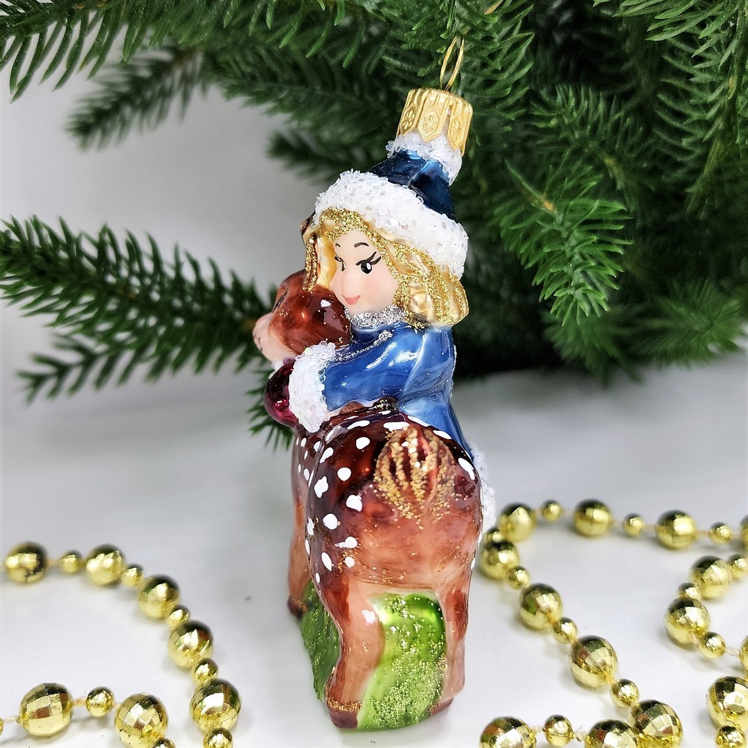 фото Стеклянная елочная игрушка Девочка с олененком
