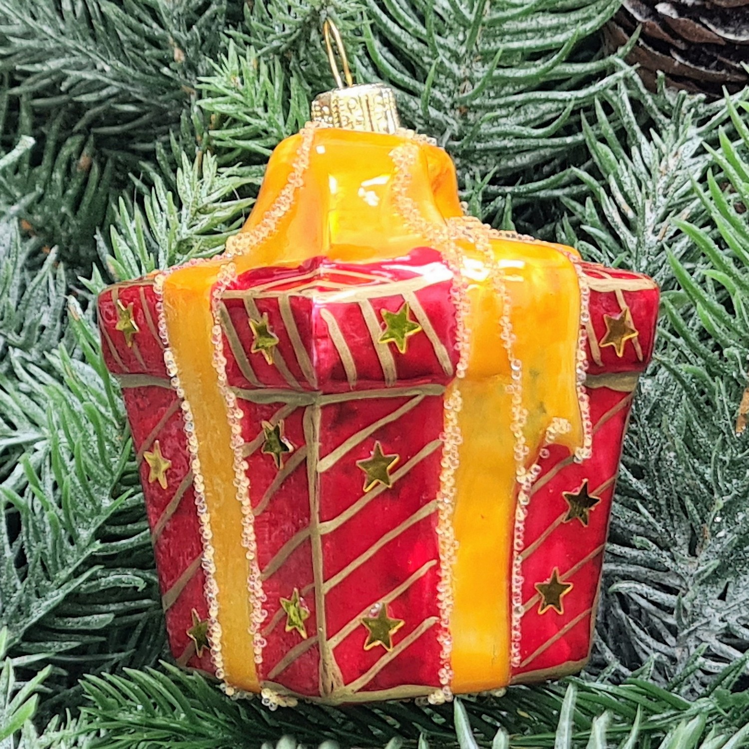 фото Стеклянная елочная игрушка Подарок