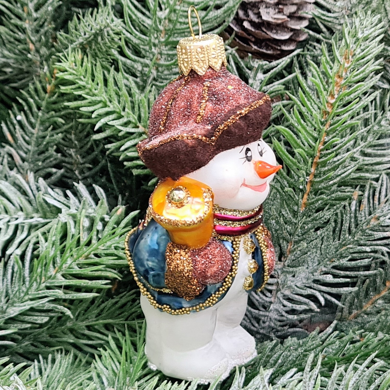 фото Стеклянная елочная игрушка Снеговик с колокольчиком крем