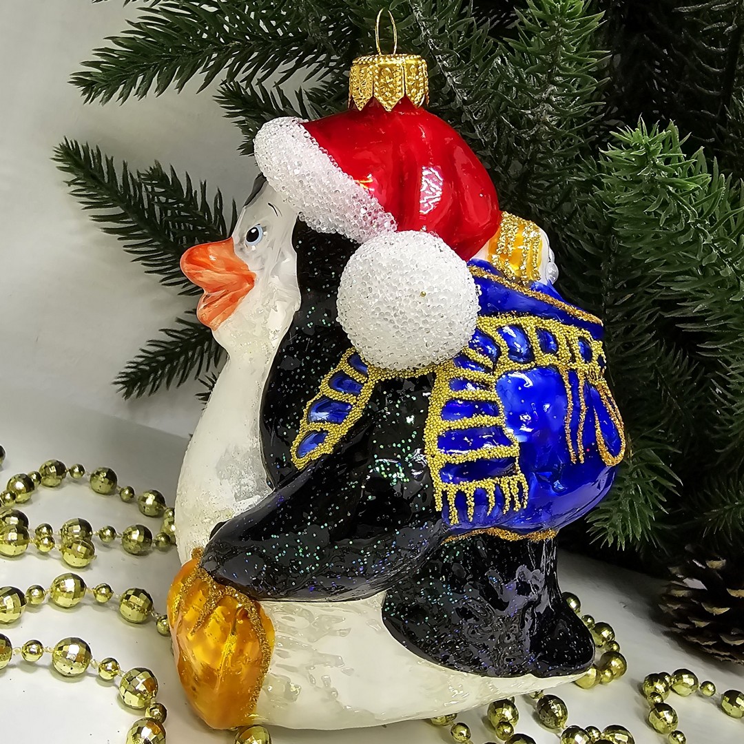 фото Стеклянная елочная игрушка Пингвин с подарком