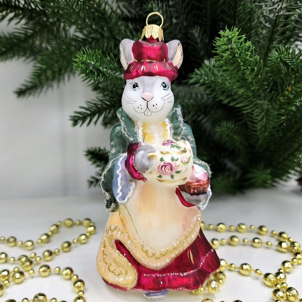 фото Стеклянная елочная игрушка Зайчиха с чайником бордо