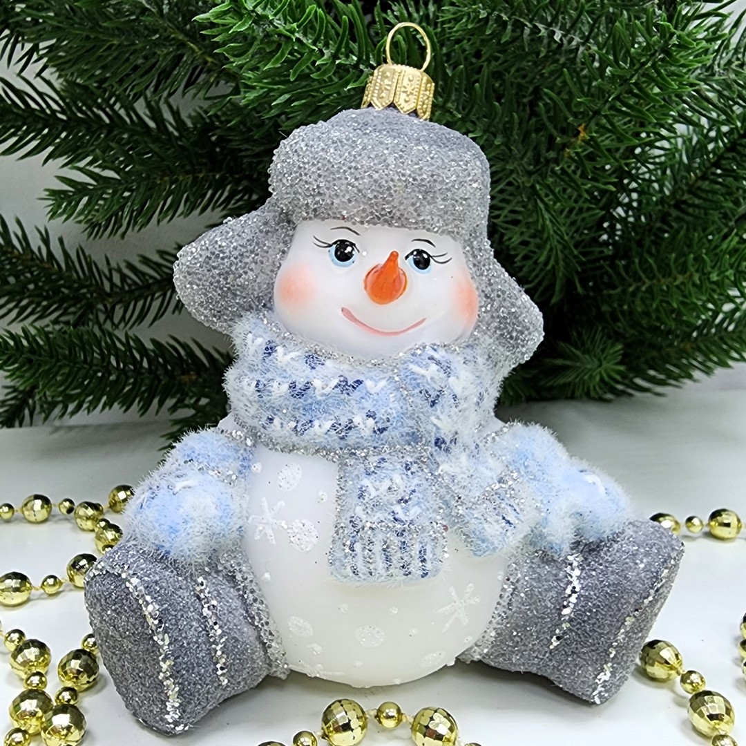 фото Стеклянная елочная игрушка Снеговик в валенках