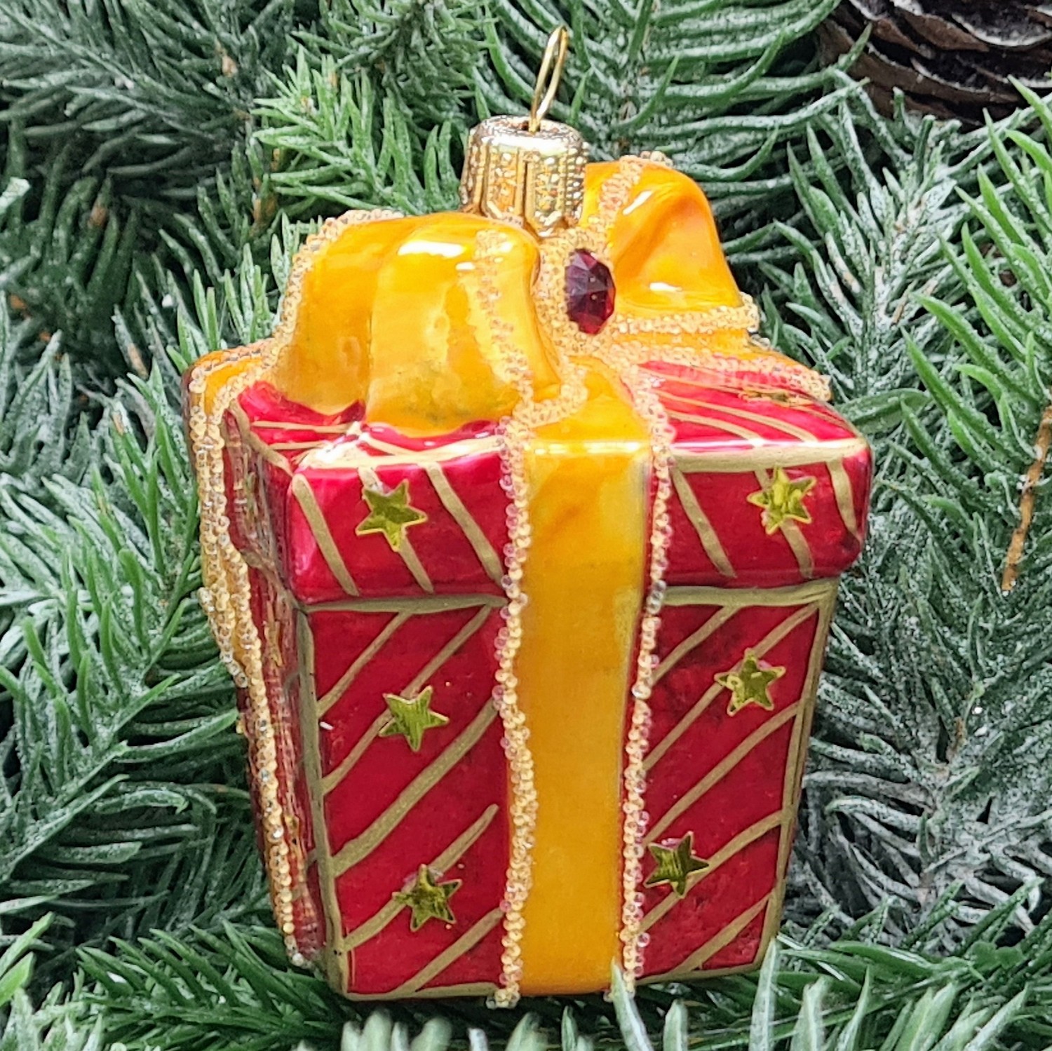 фото Стеклянная елочная игрушка Подарок