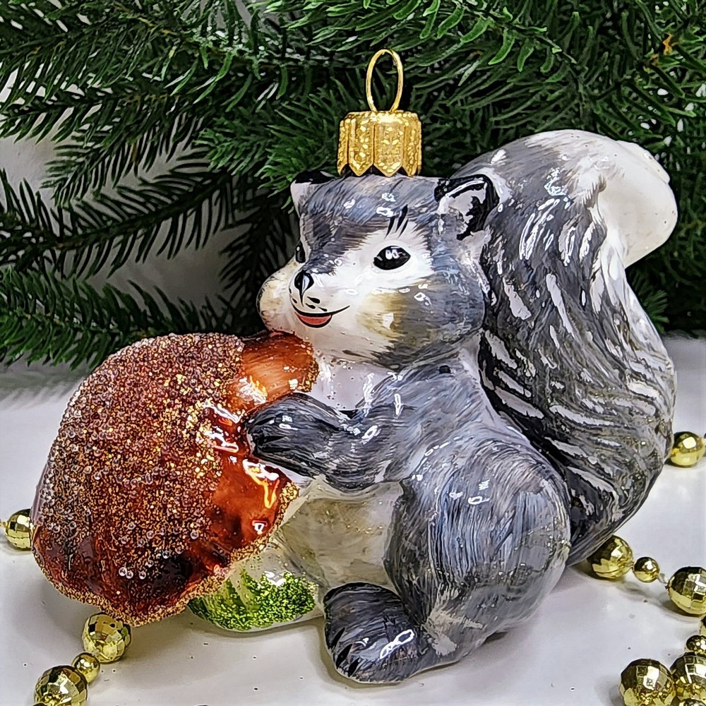 фото Стеклянная елочная игрушка Белочка с грибочком серая