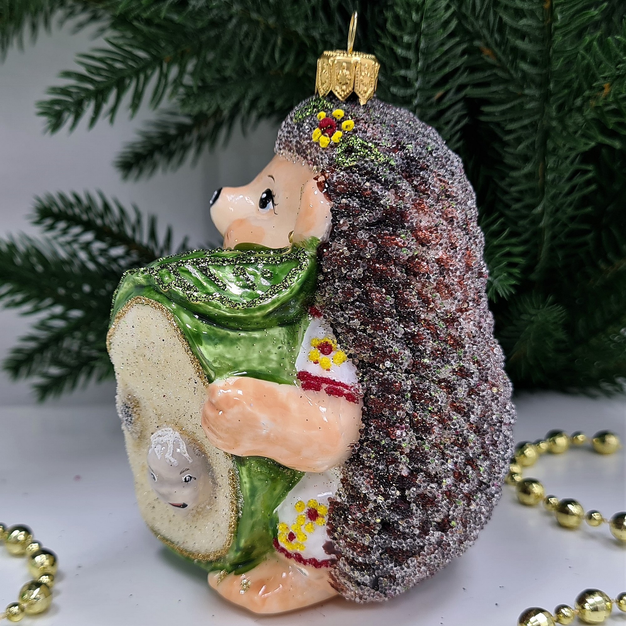 фото Стеклянная елочная игрушка Ежик с яблоком девочка