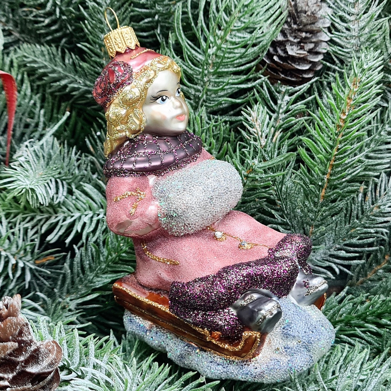 фото Стеклянная елочная игрушка Девочка на санях сахар