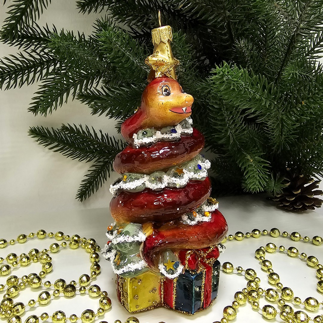 фото Стеклянная елочная игрушка Змея на елке с подарками