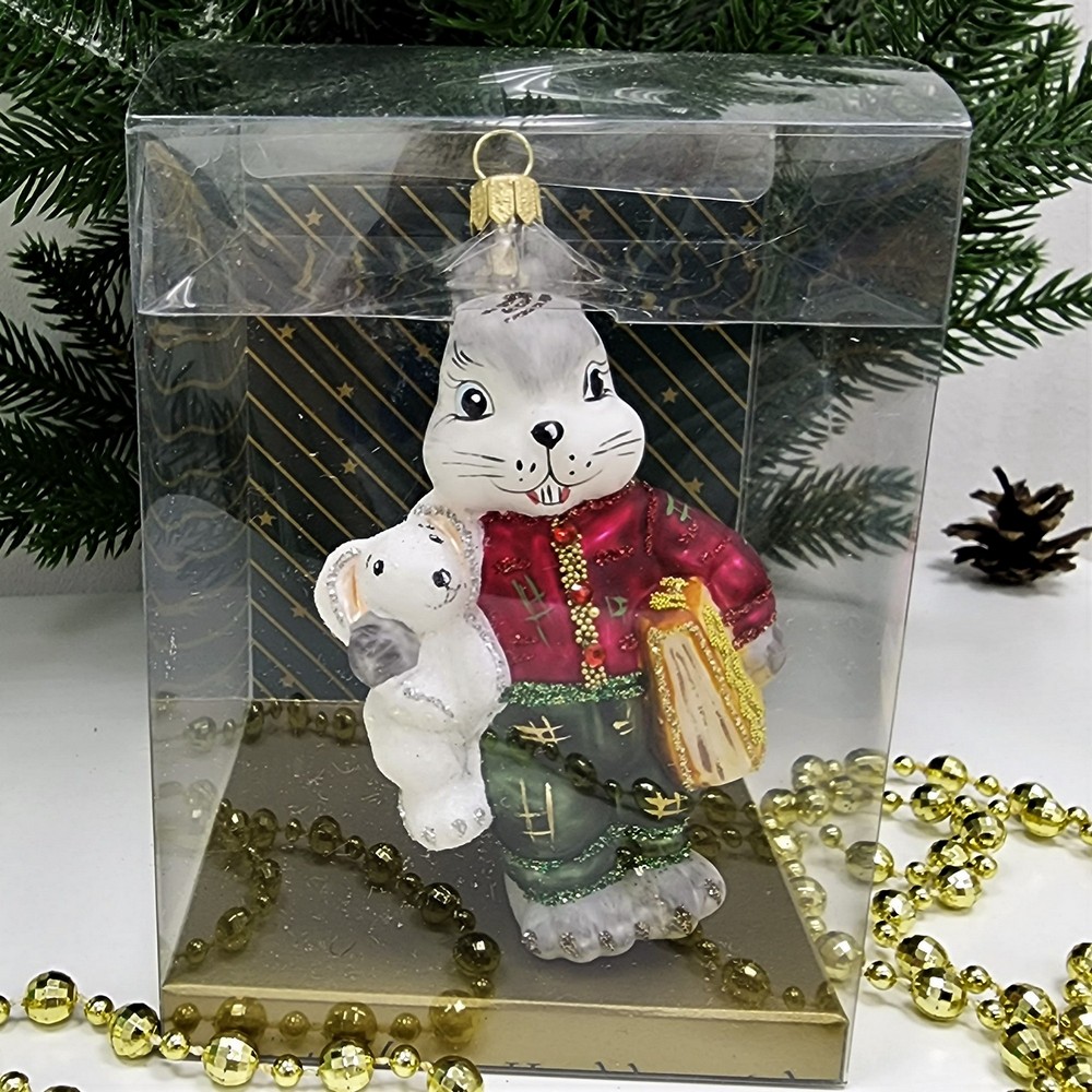 фото Стеклянная елочная игрушка Зайчик с зайкой и книгой