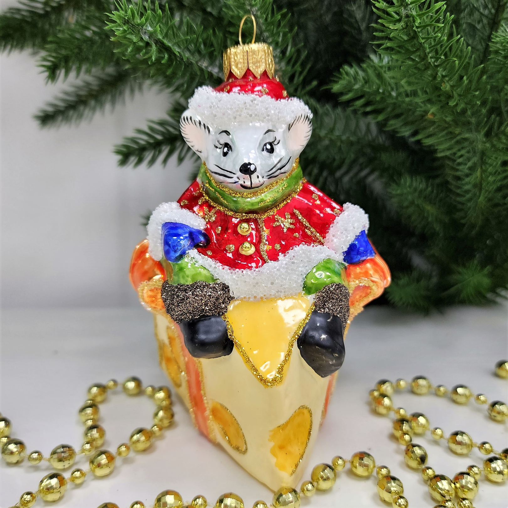 фото Стеклянная елочная игрушка Мышь санта на сыре