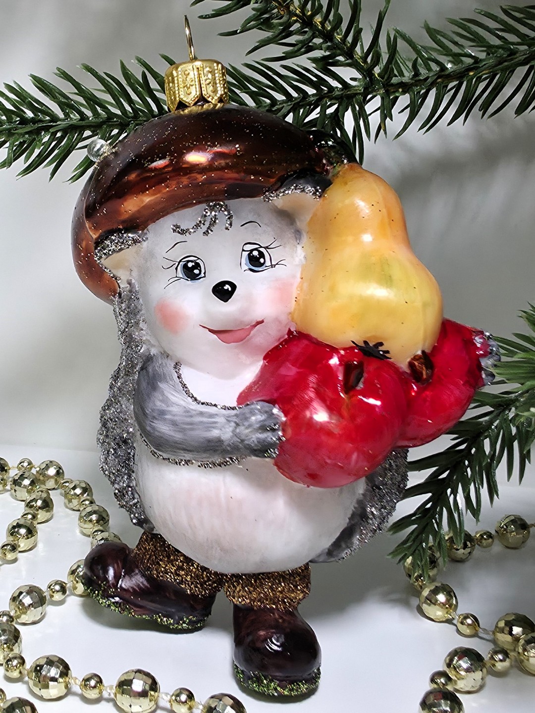 фото Стеклянная елочная игрушка Ежик с фруктами