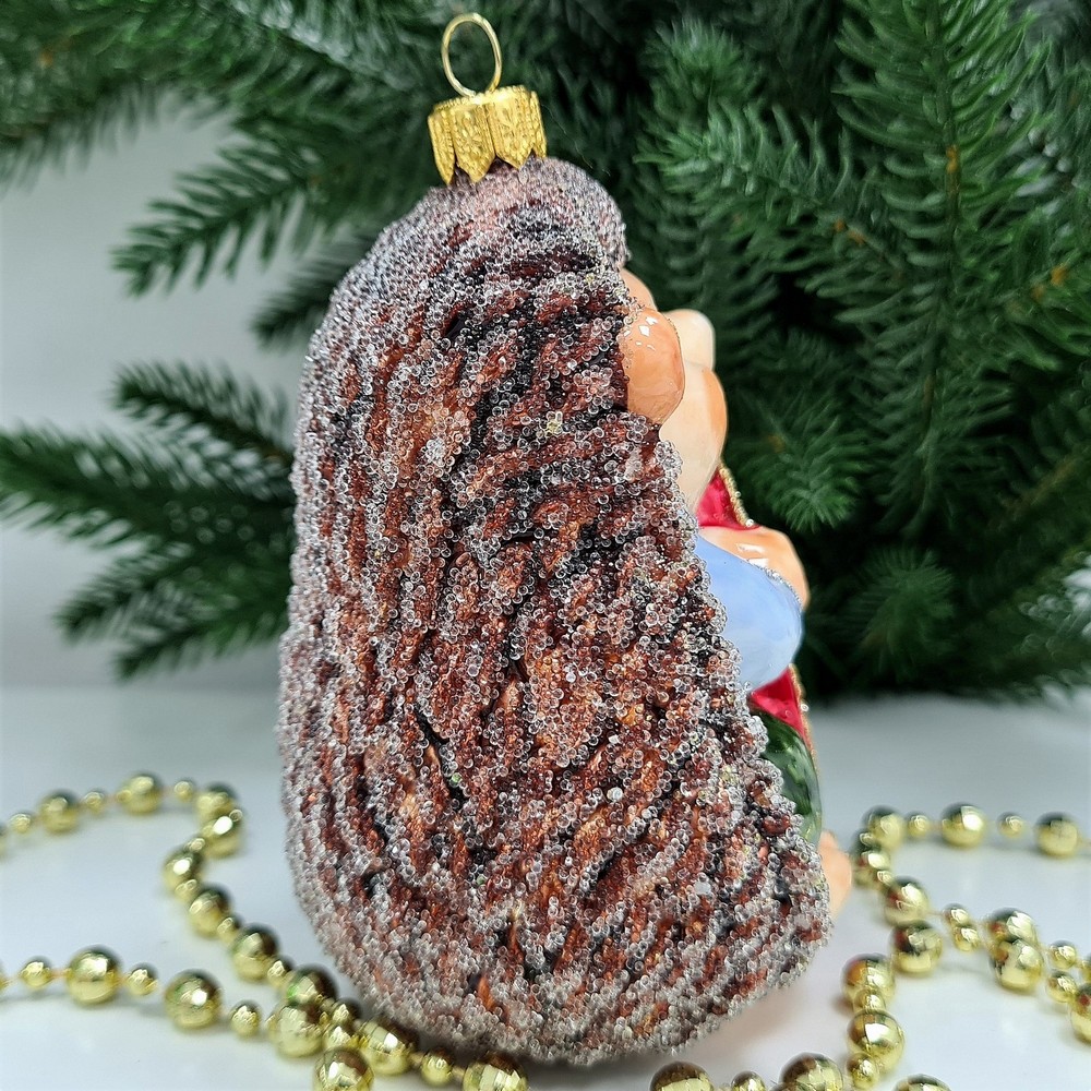 фото Стеклянная елочная игрушка Ежик с яблоком мальчик