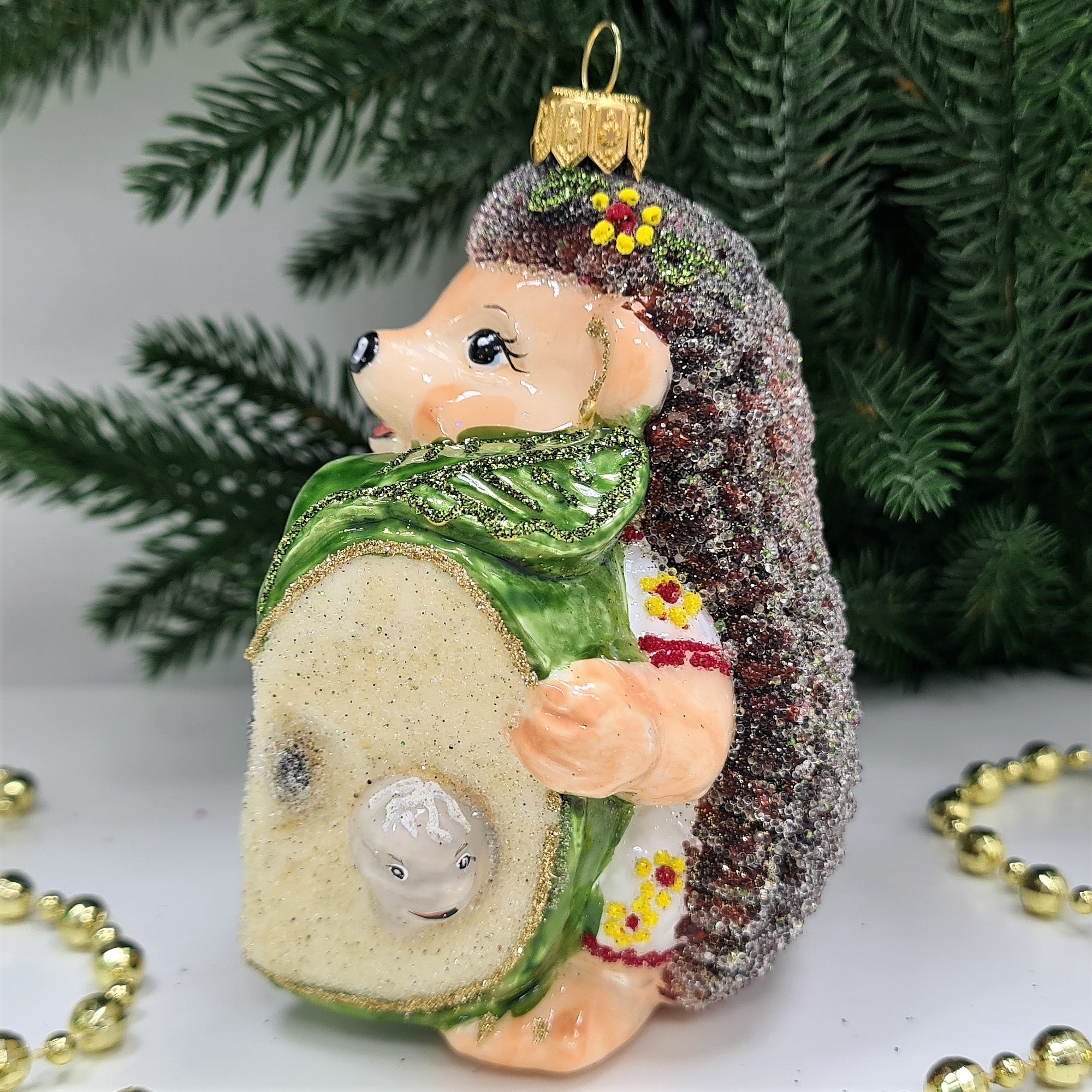 фото Стеклянная елочная игрушка Ежик с яблоком девочка