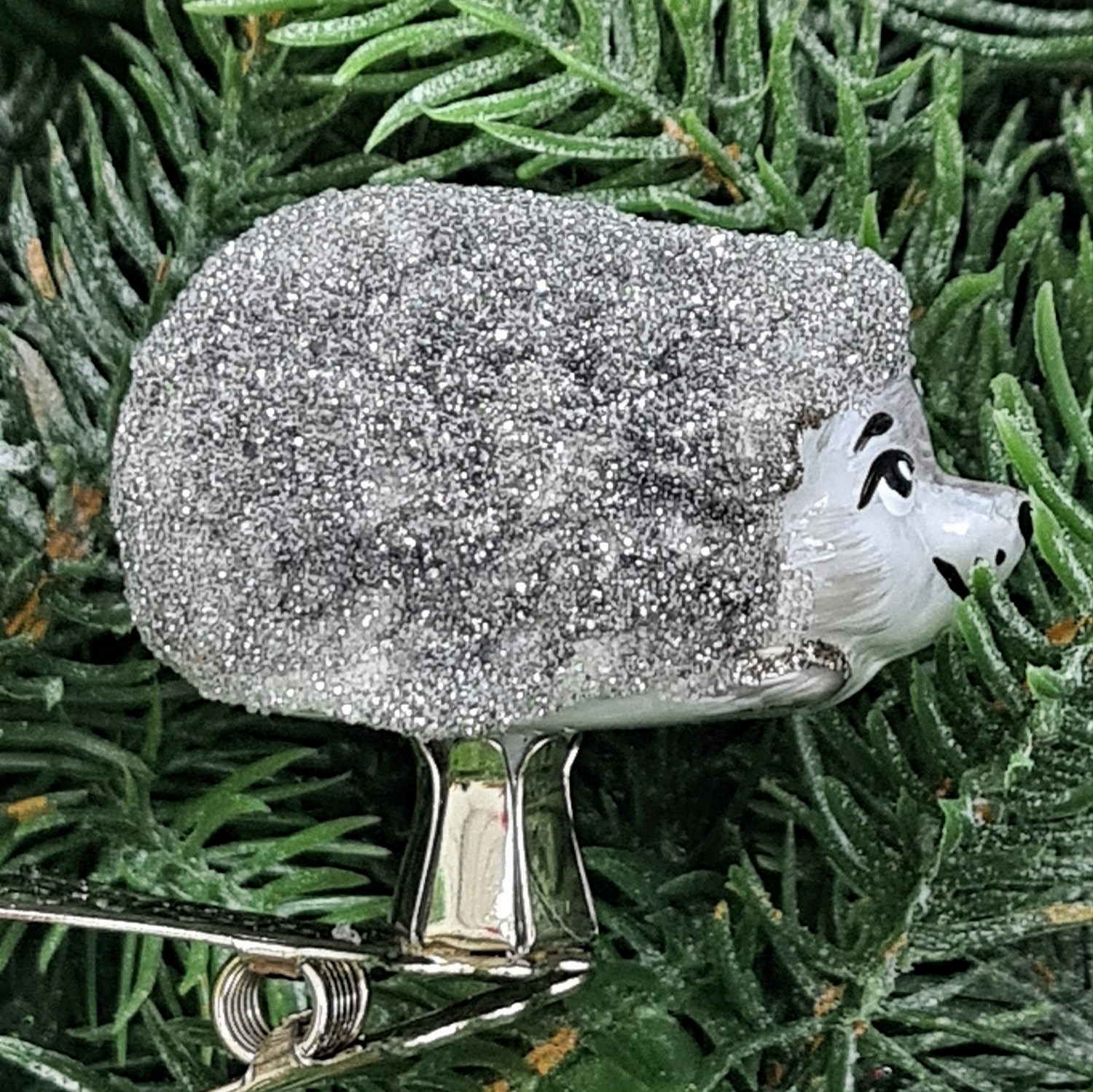 фото Стеклянная елочная игрушка Ежик на прищепке